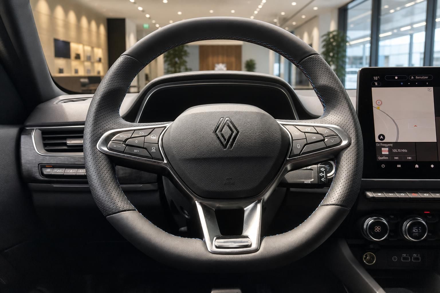 Renault Fahrzeug Cockpit mit Lenkrad und Infotainment-Display im Autohaus Showroom