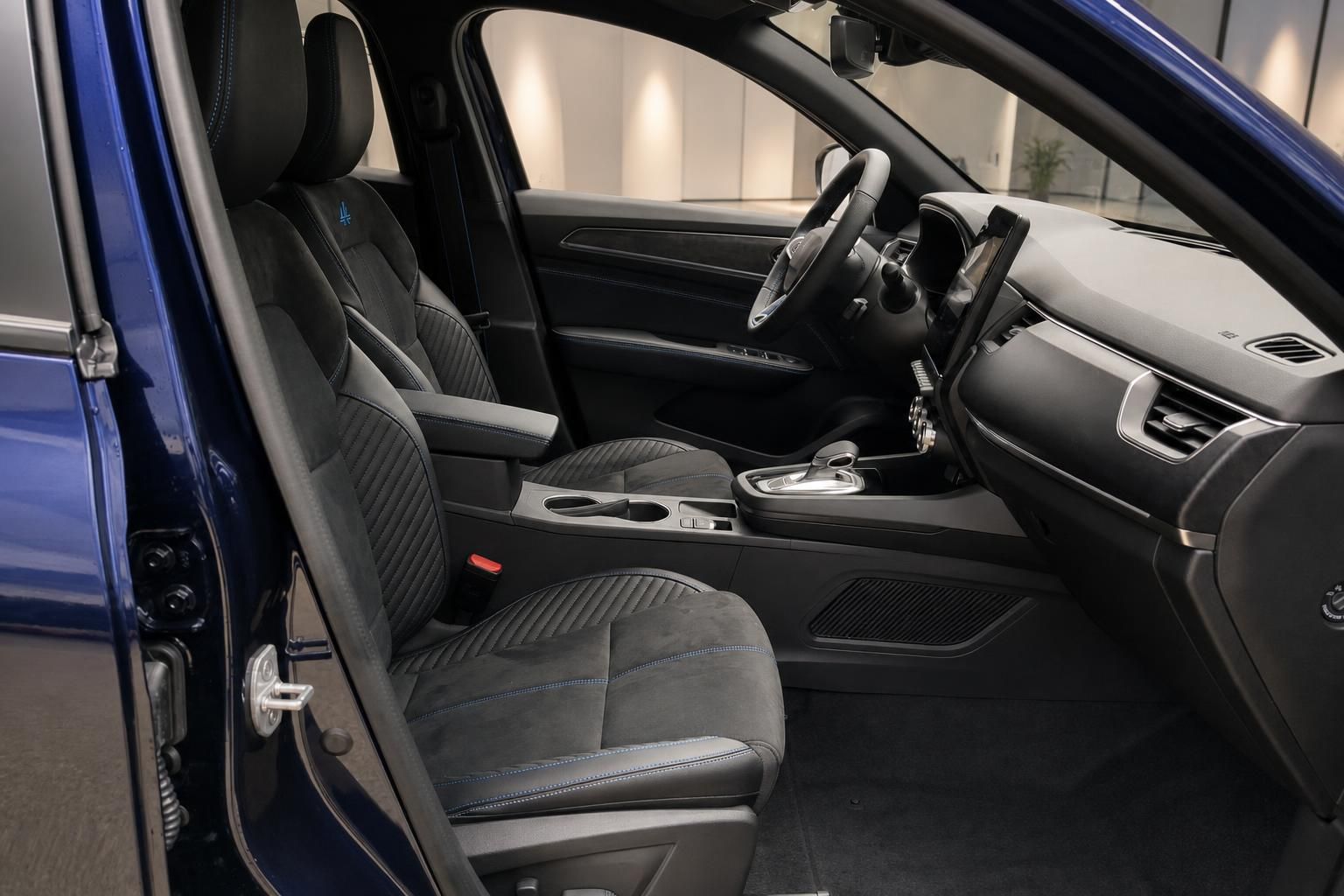 Fahrer- und Beifahrersitz mit schwarzer Alcantara-Polsterung und blauen Akzentnähten