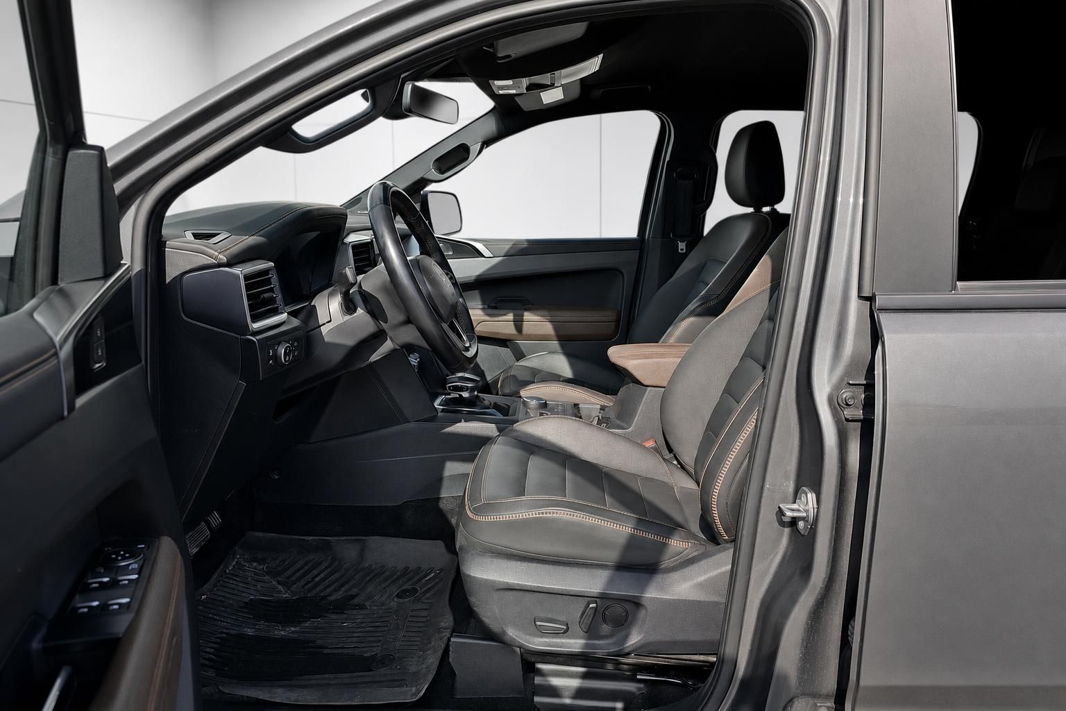 VW Amarok Innenraum mit Ledersitzen und geöffneter Fahrertür