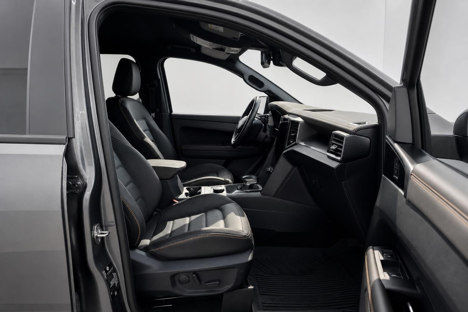 VW Amarok Fahrerseite Innenraum mit Cockpit und Ledersitz