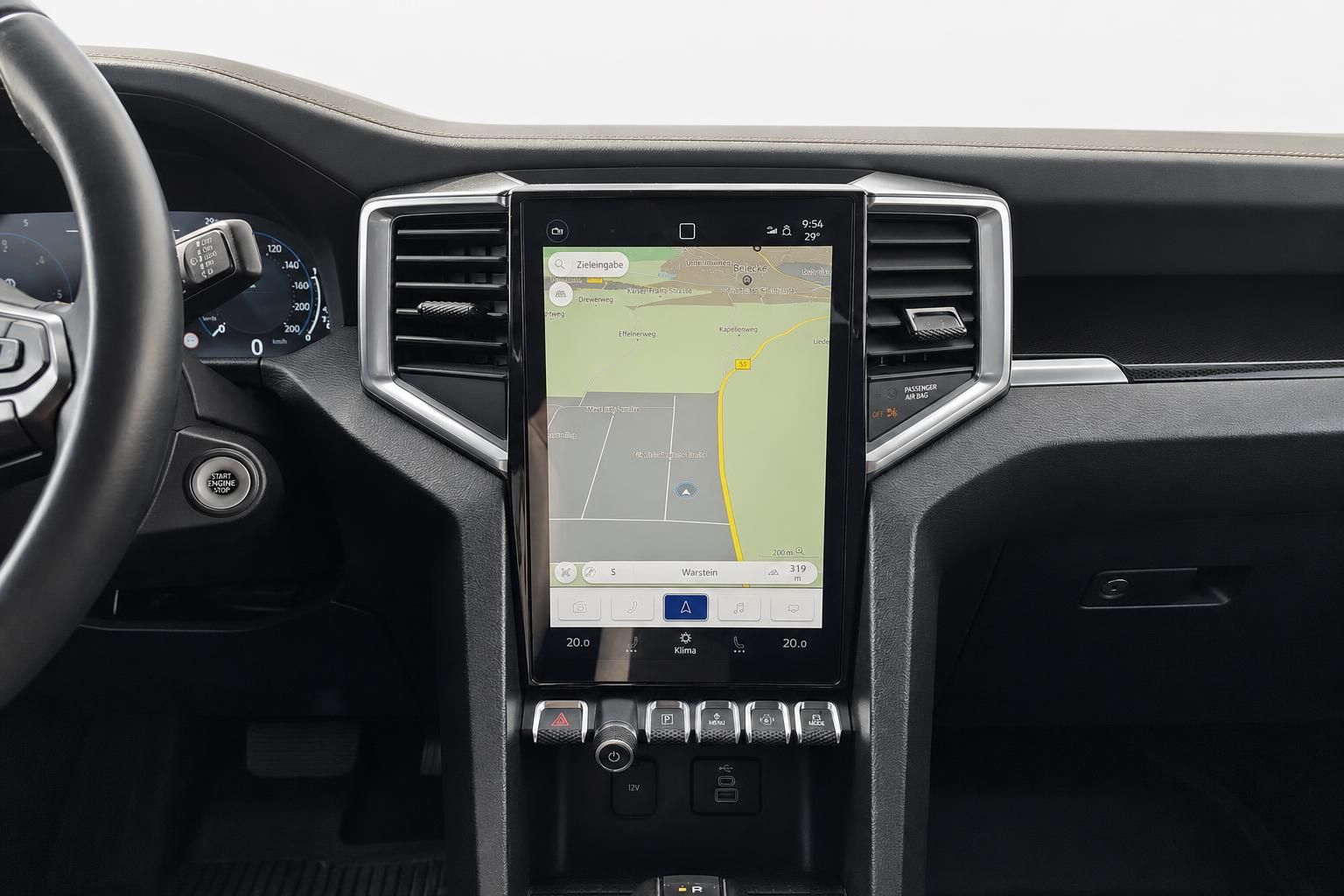 VW Amarok Infotainment-Display mit Navigationskarte im Detail