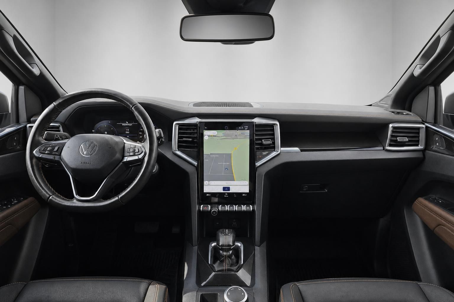 VW Amarok Cockpit mit Lenkrad und Navigationssystem im Innenraum