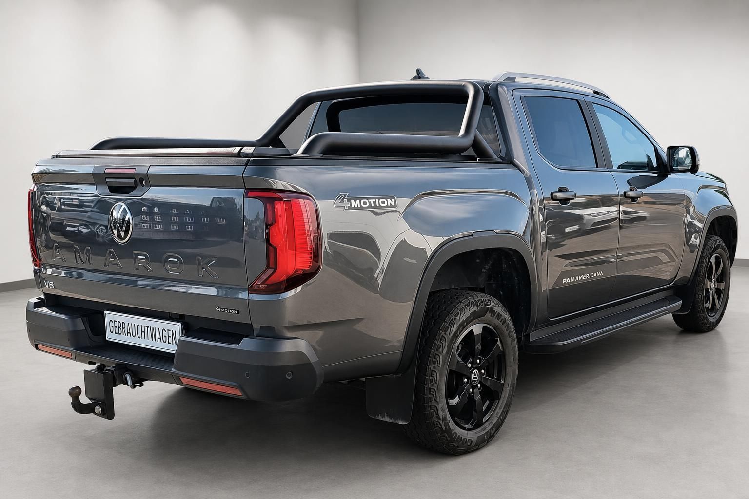 VW Amarok Pan Americana grau, Heck-Seitenansicht im Studio