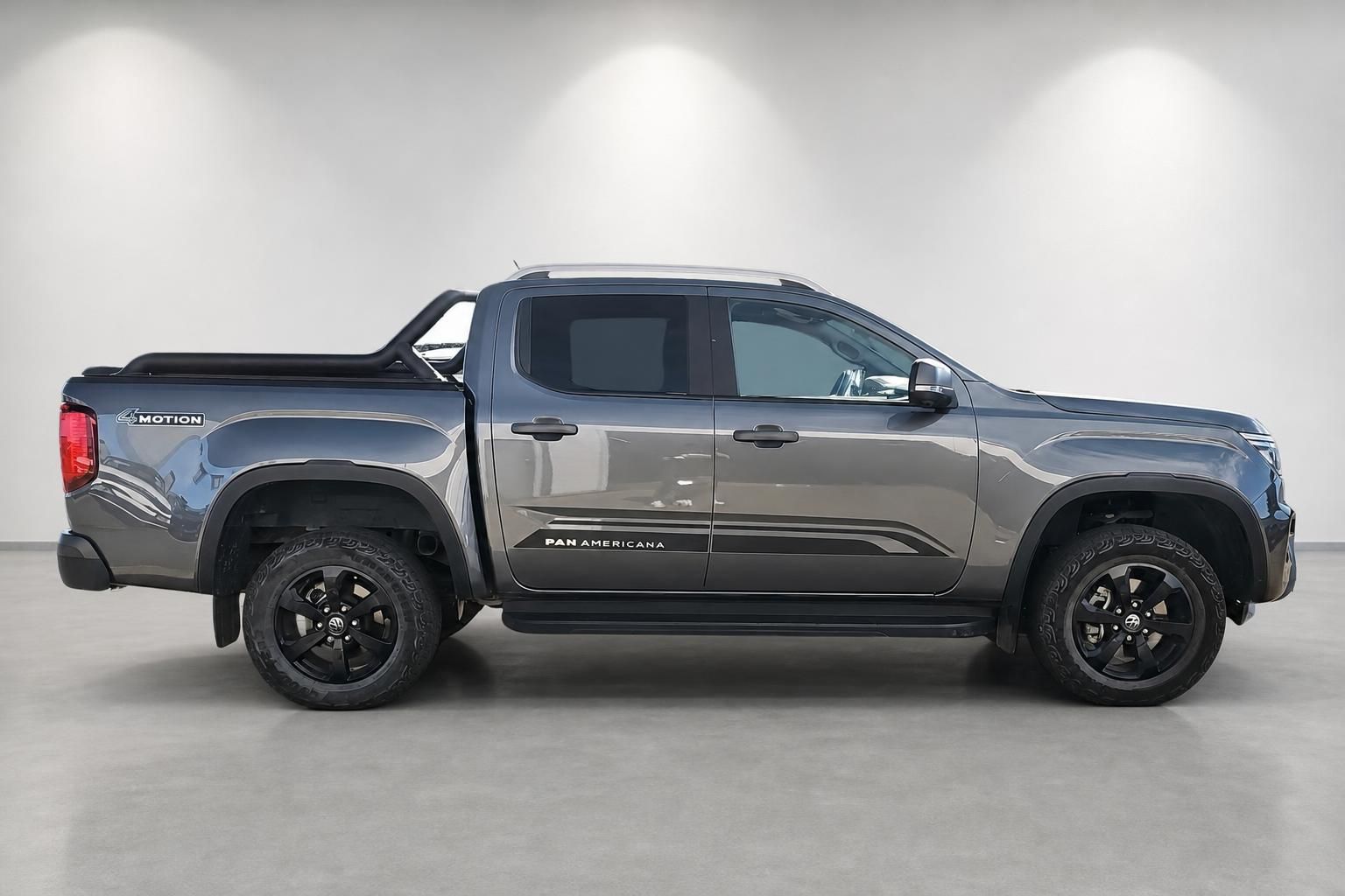VW Amarok Pan Americana grau, Seitenansicht mit 4Motion Allrad