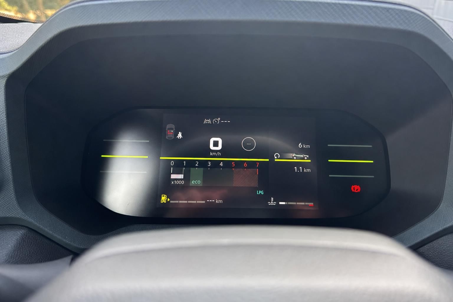 Digitales Armaturenbrett mit Tachodisplay und Fahrzeuginfos im modernen PKW