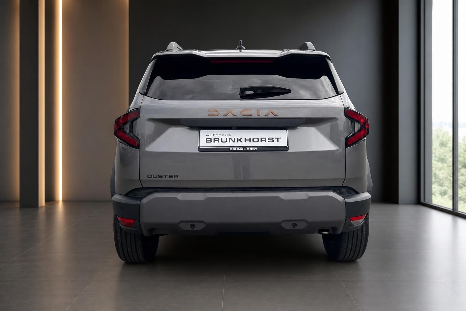 Dacia Duster SUV grau Heckansicht mit Kennzeichen im modernen Autohaus