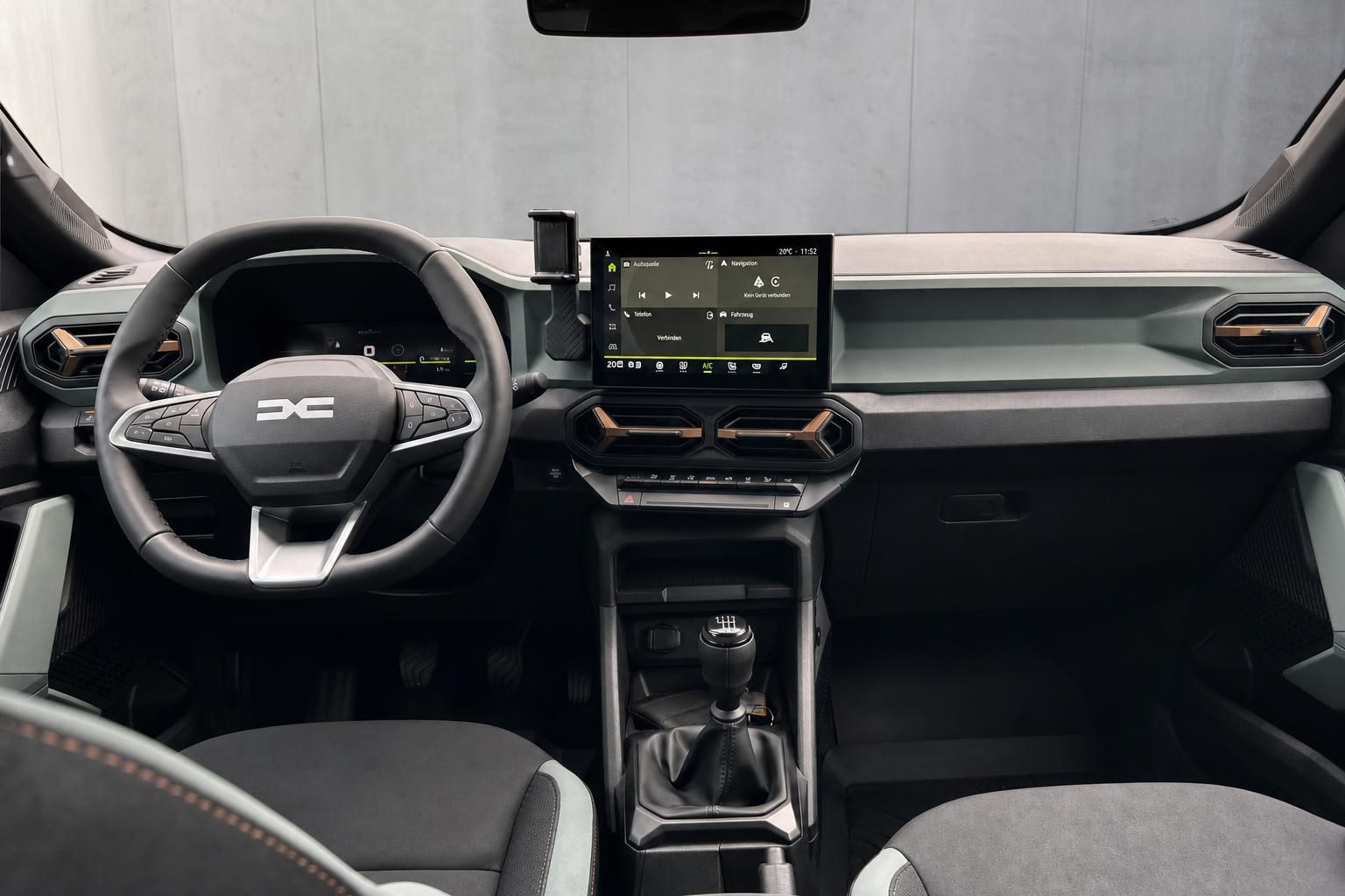 Dacia Innenraum Cockpit mit Touchscreen Navigation und DC Logo Lenkrad