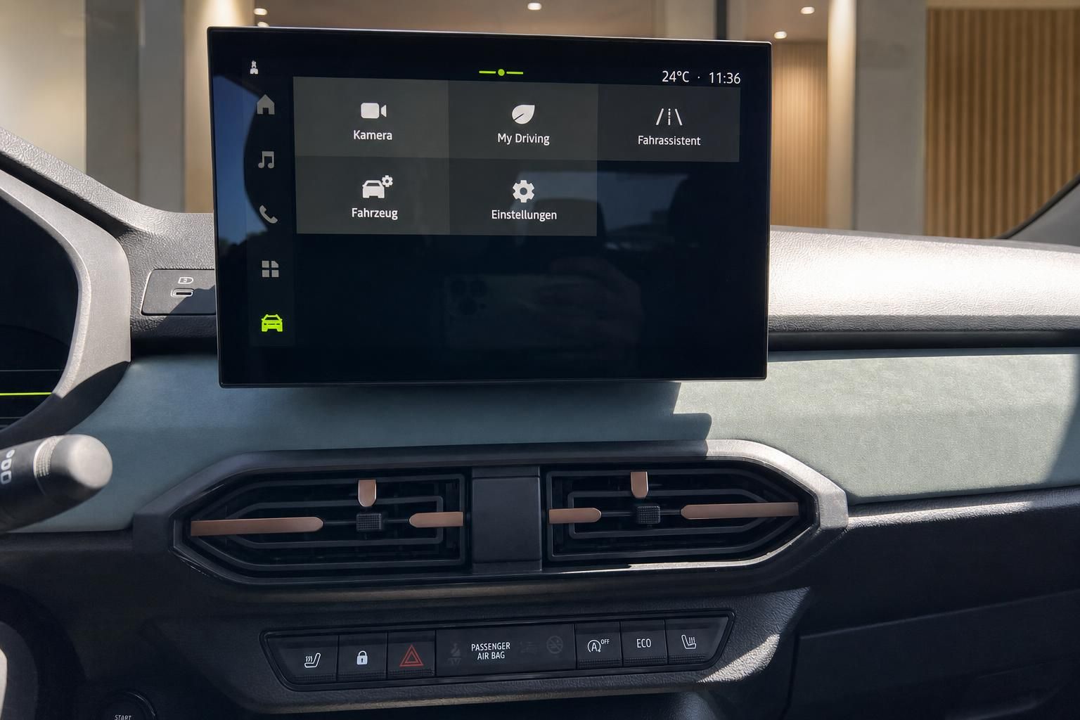 Touchscreen-Infotainment-System im Auto mit Menüoptionen für Kamera und Fahrzeugeinstellungen