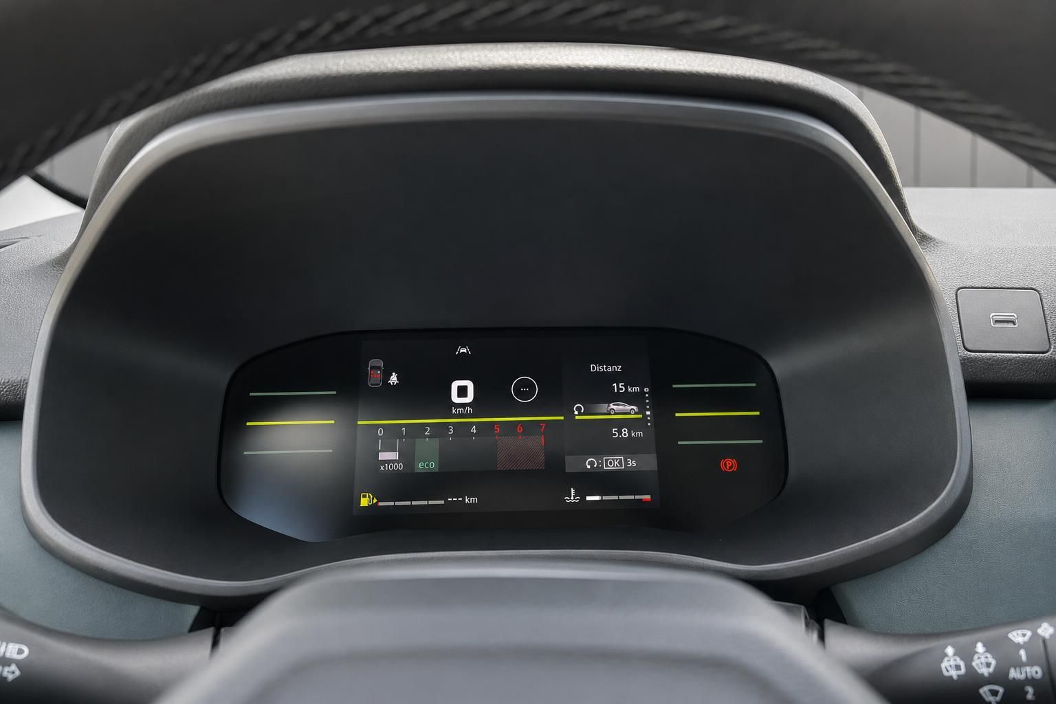 Digitales Kombiinstrument im Fahrzeug-Cockpit mit Tachometer und Fahrinformationen
