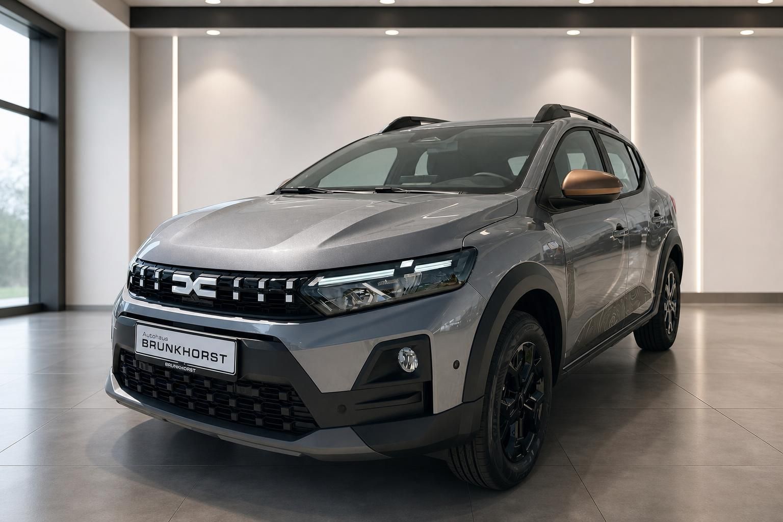 Dacia Sandero SUV in grau, Seitenansicht im Autohaus Showroom - moderner Crossover mit schwarzen Felgen