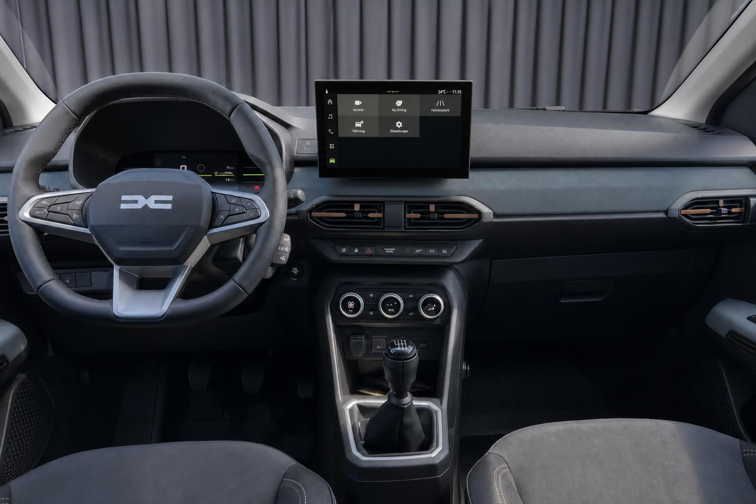 Dacia Sandero Armaturenbrett mit Touchscreen, Lenkrad und Klimabedienung - modernes Interieur