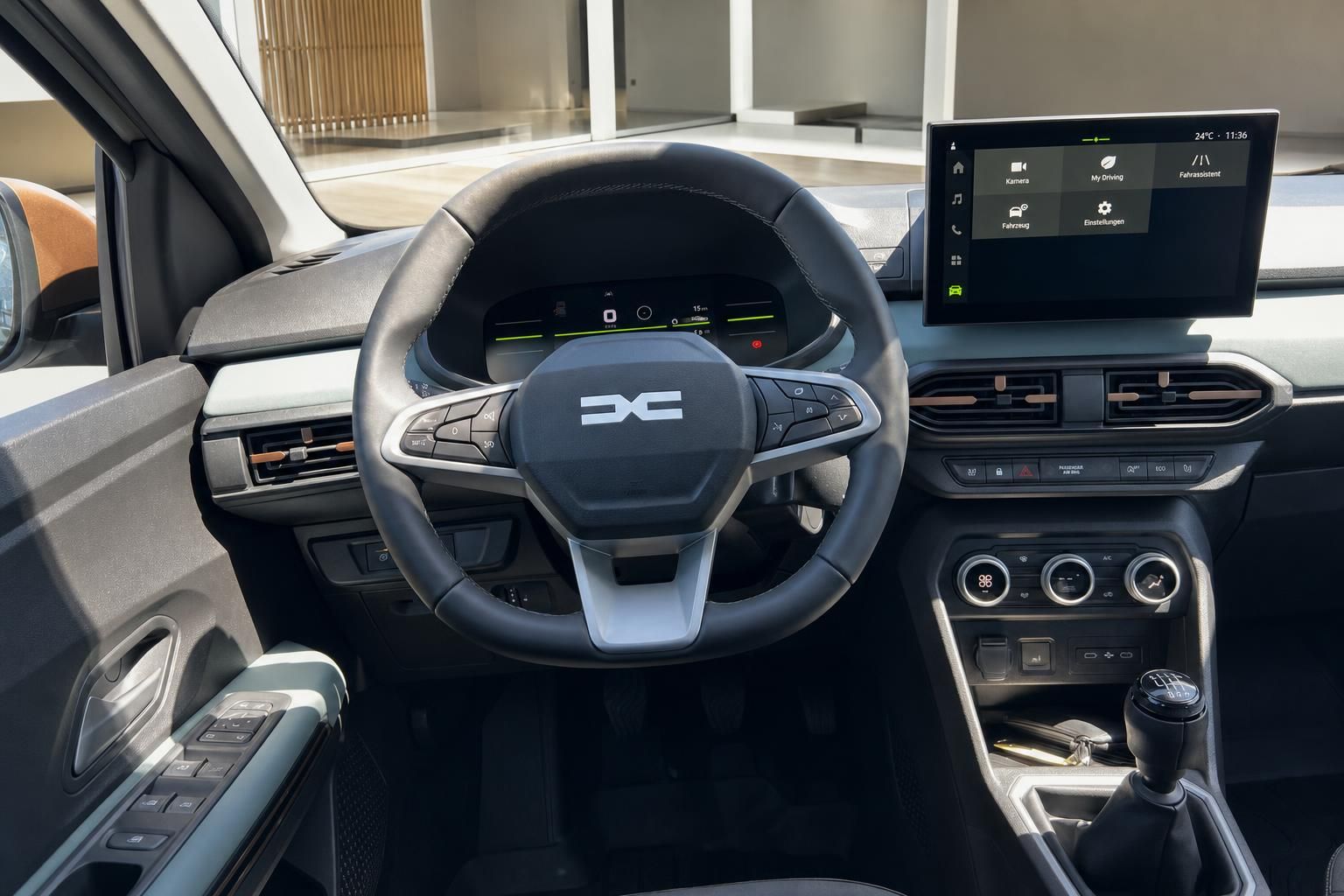 Auto Innenraum mit modernem Cockpit, Lenkrad und Touchscreen-Display im Fahrerbereich