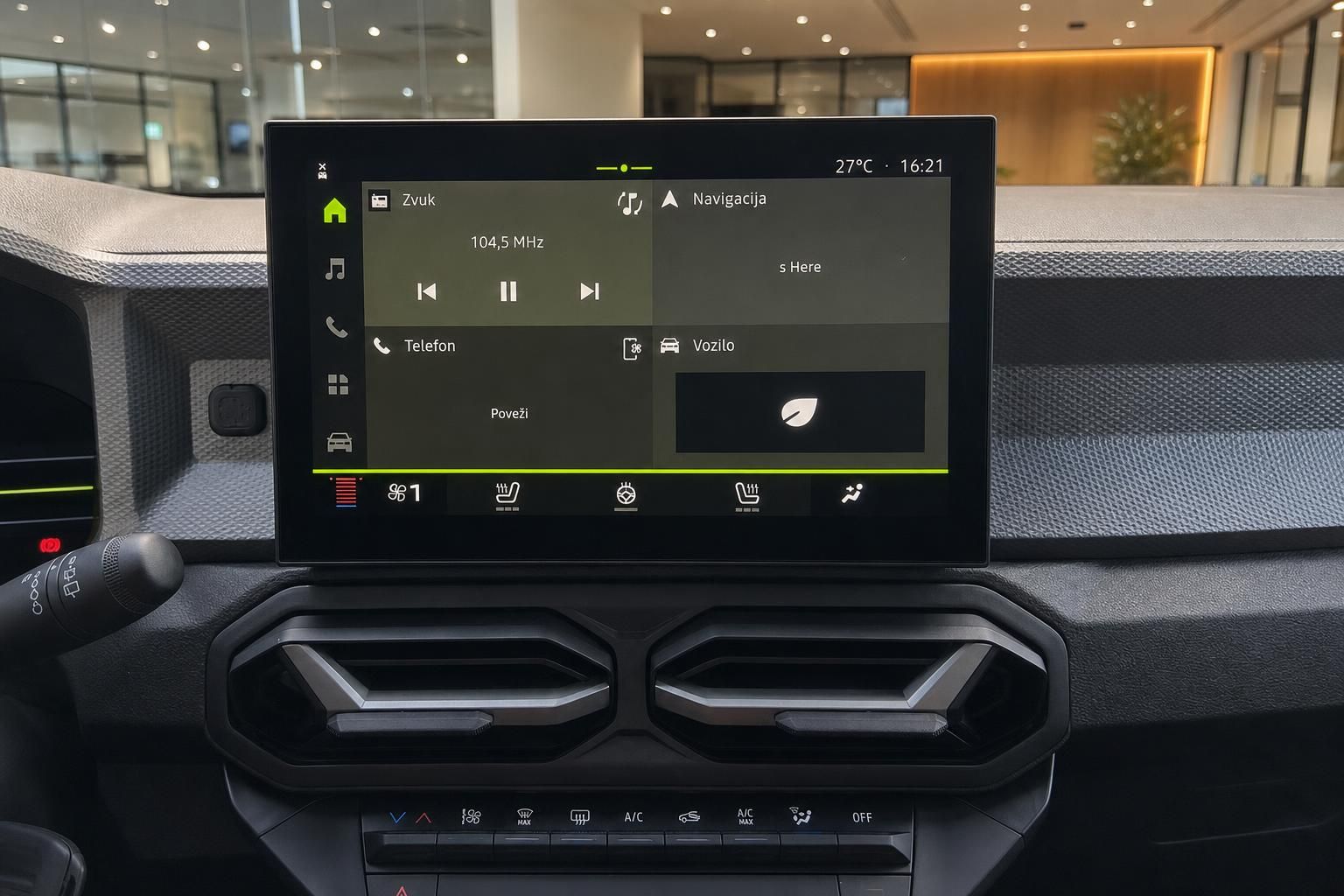 Infotainment-Display mit Navigation und Klimabedienung im Auto