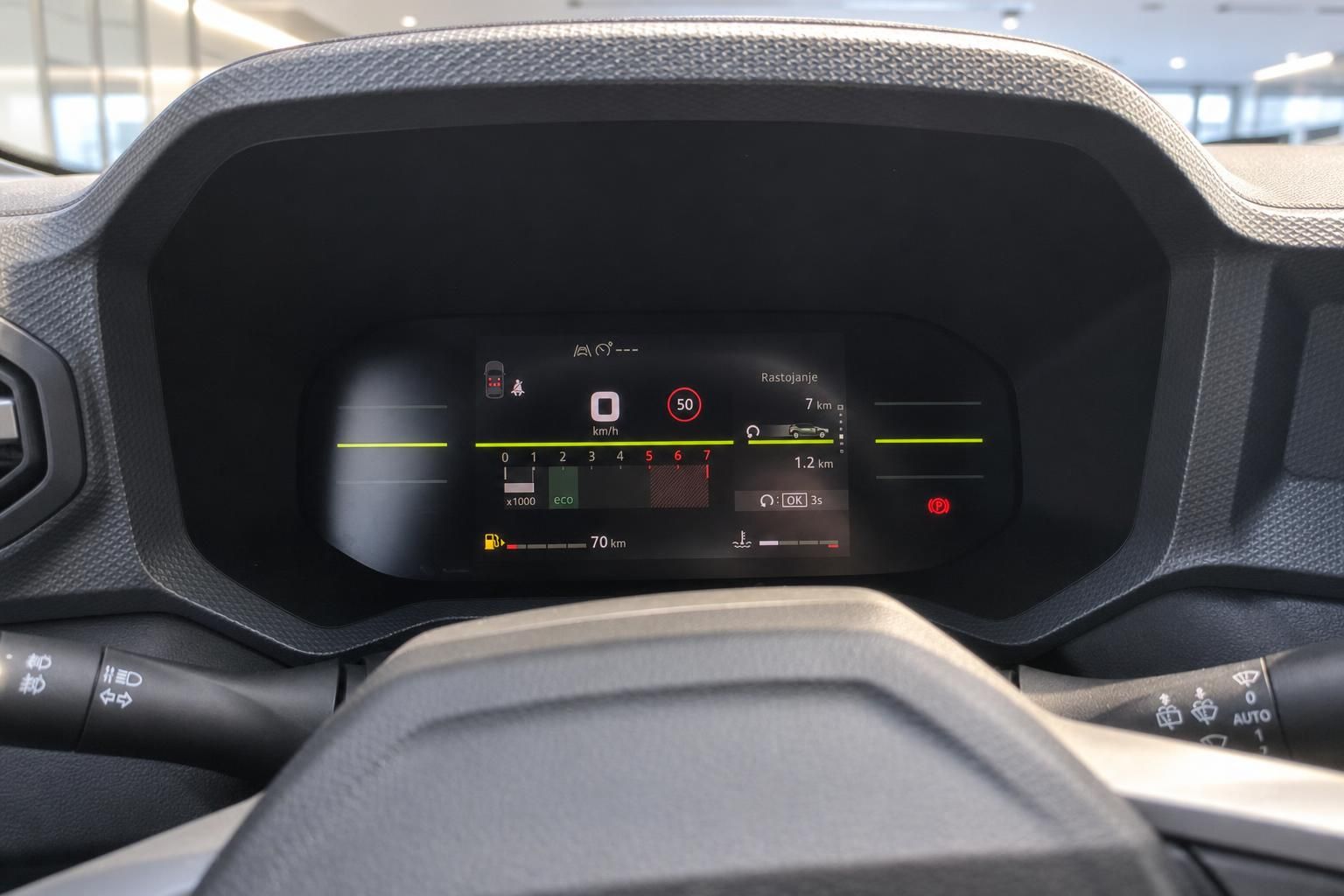 Digitales Kombiinstrument mit Bordcomputer im SUV-Cockpit
