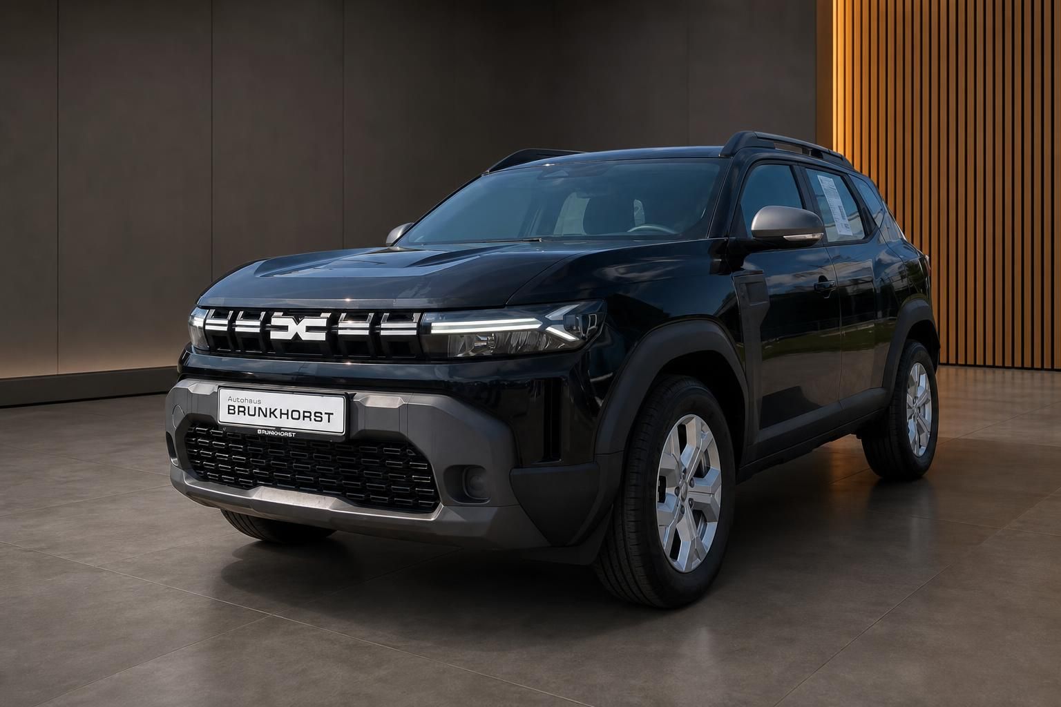 Dacia Duster in Schwarz, Frontansicht seitlich im Showroom