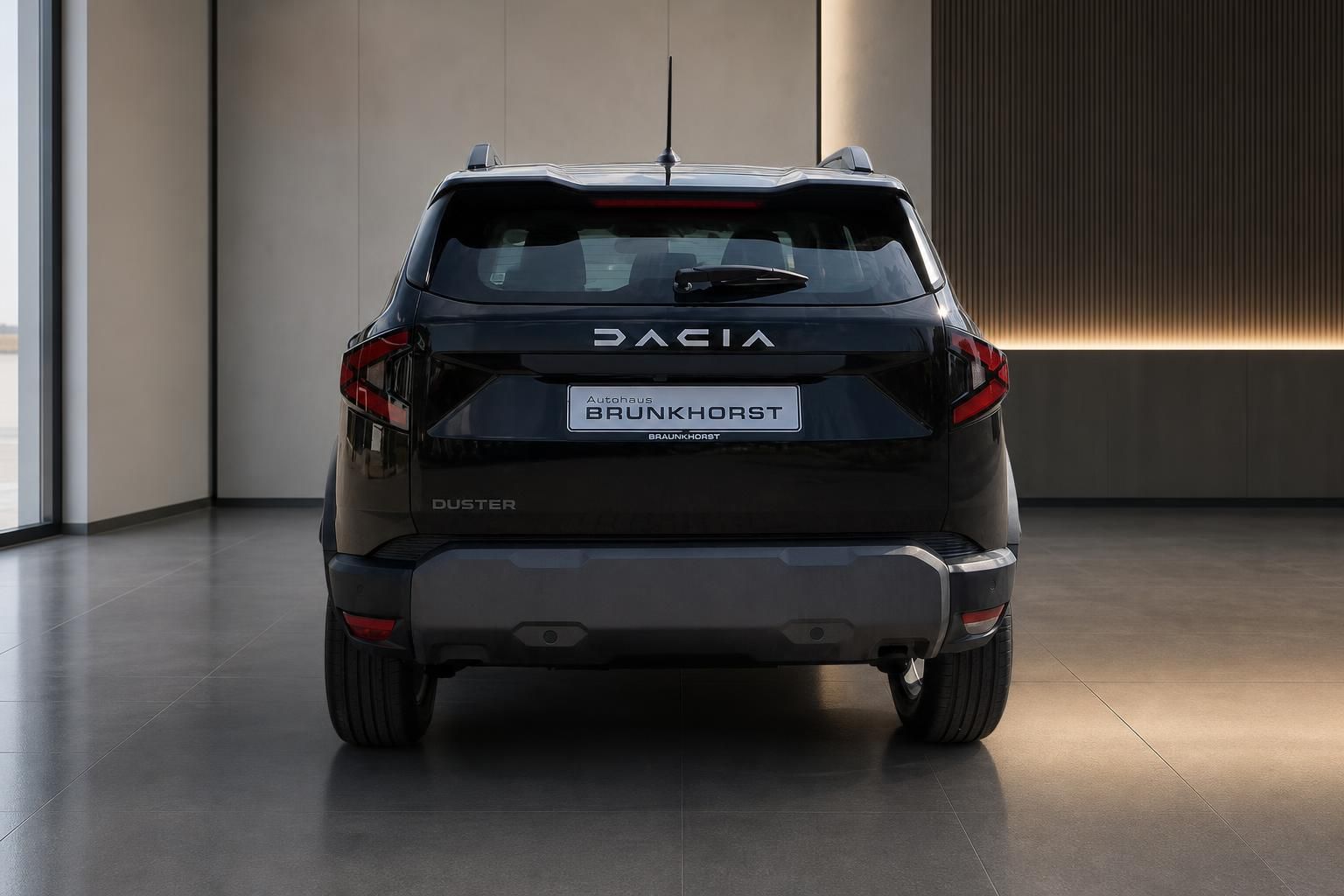Dacia Duster in Schwarz, Heckansicht im Autohaus Brunkhorst