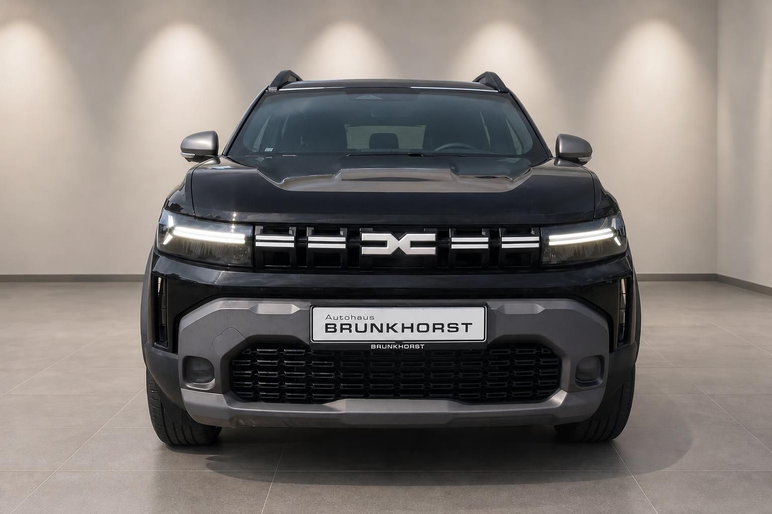 Dacia Duster in Schwarz, Frontansicht im Autohaus Brunkhorst