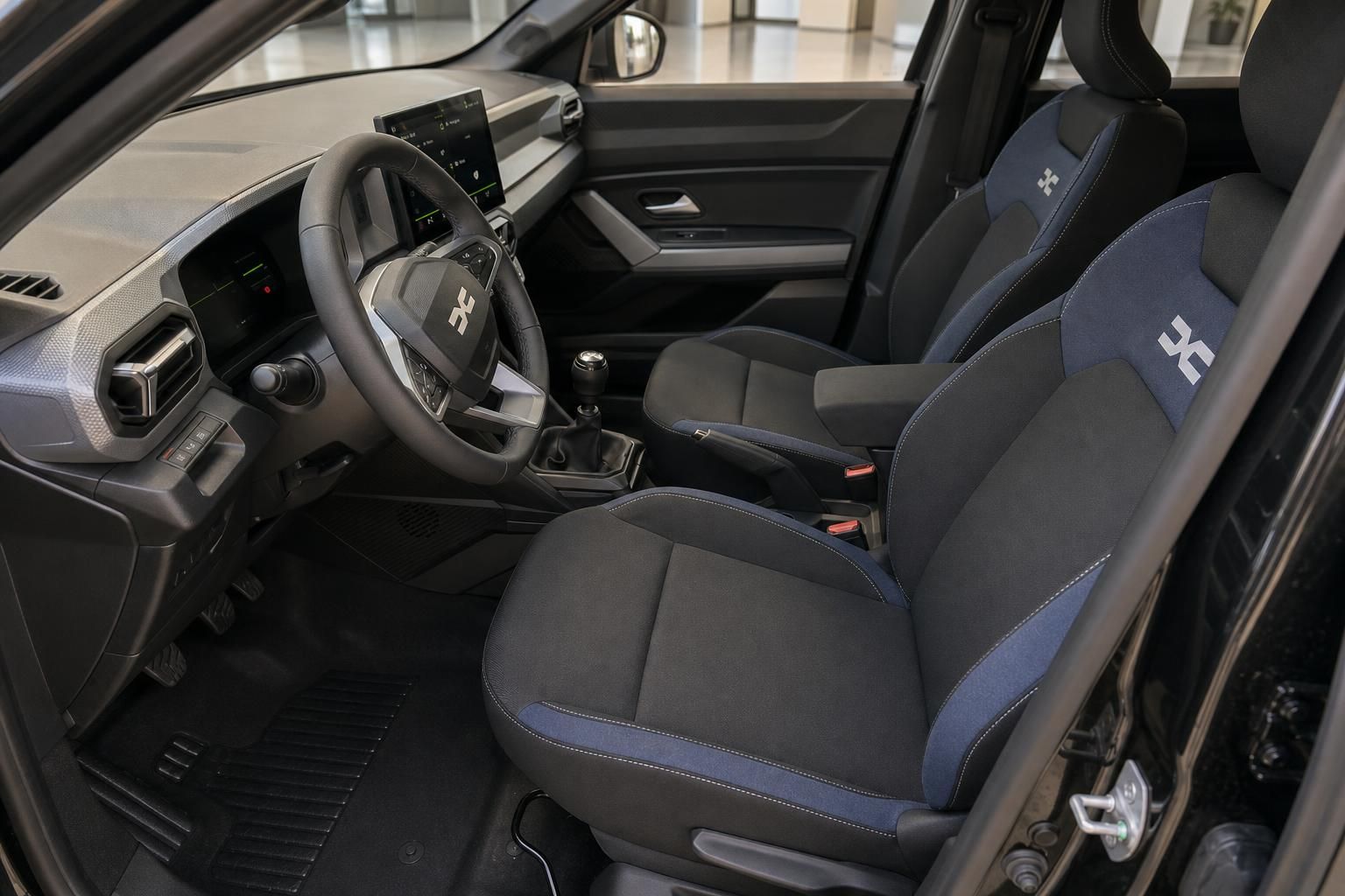 Dacia Duster Innenraum mit Sportsitzen und digitalem Cockpit