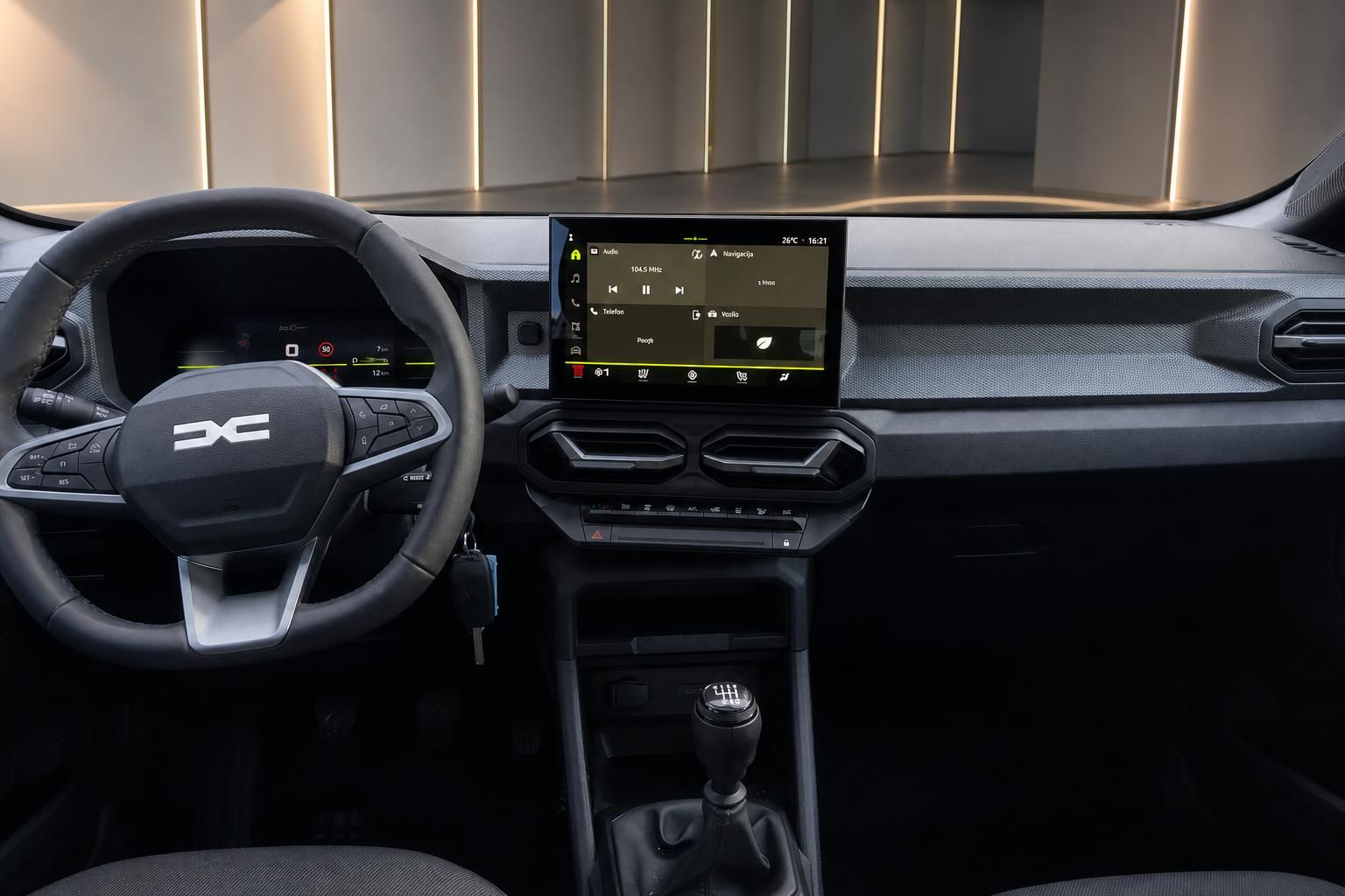 Dacia Duster Cockpit mit Lenkrad und Touchscreen Infotainment