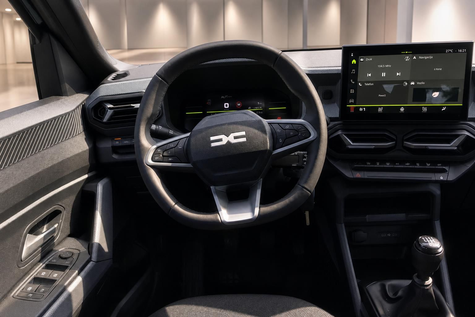 Cockpit mit Lenkrad, Schaltung und Multimedia-Bildschirm im Dacia