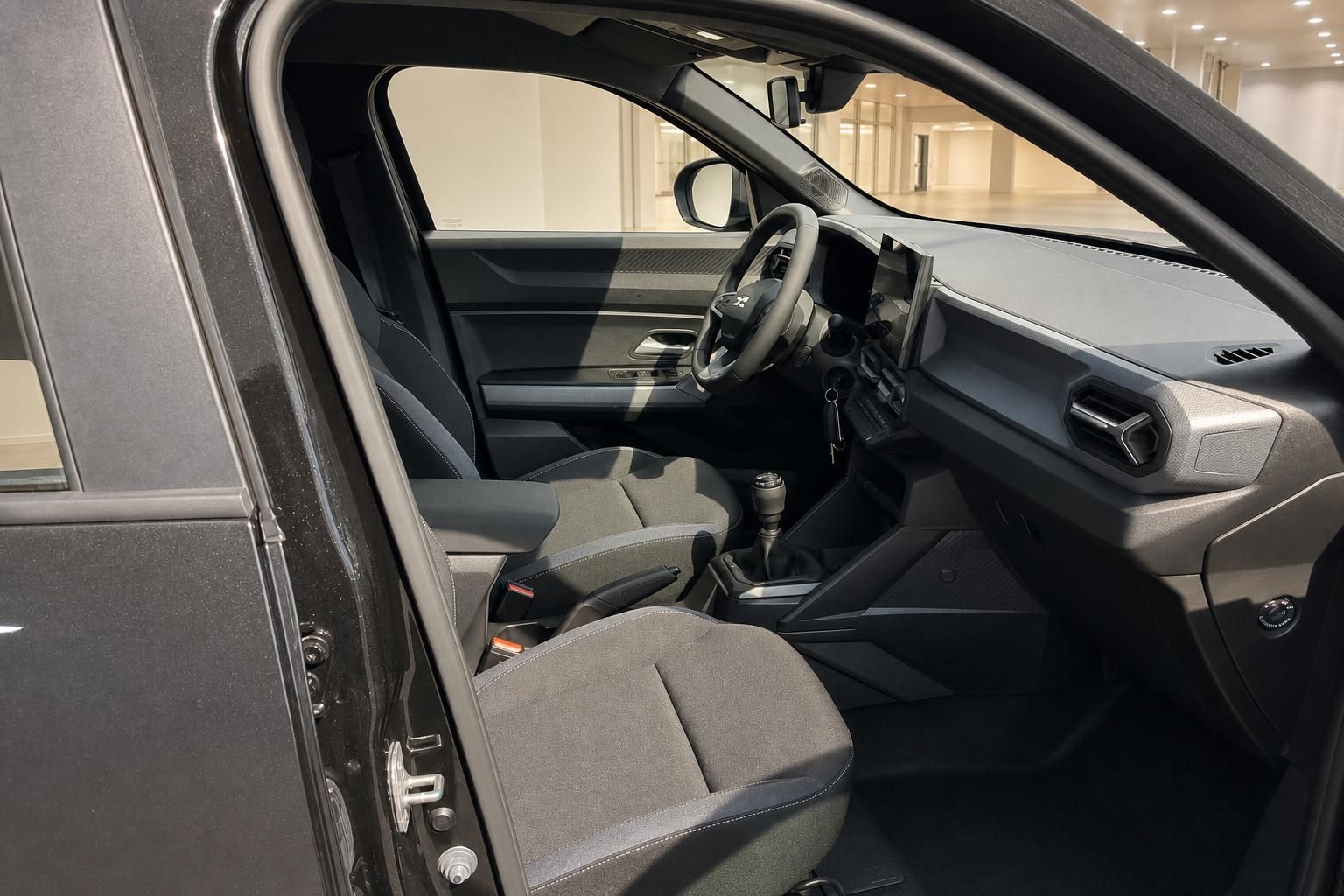 Fahrzeuginnenraum mit Blick auf Cockpit, Lenkrad und Vordersitze