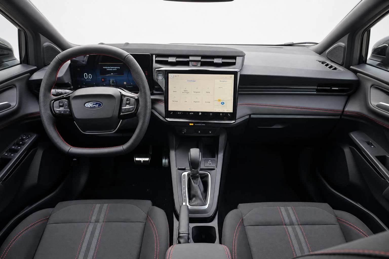Ford Innenraum mit Lenkrad, Touchscreen und Sportsitzen von vorne
