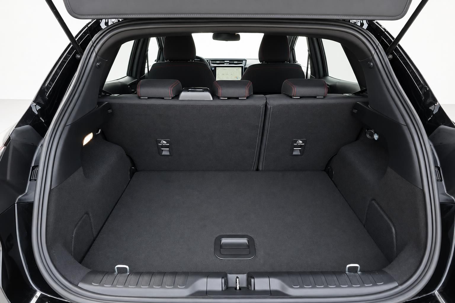 Ford Kofferraum von hinten mit Blick auf Rücksitze und Cockpit
