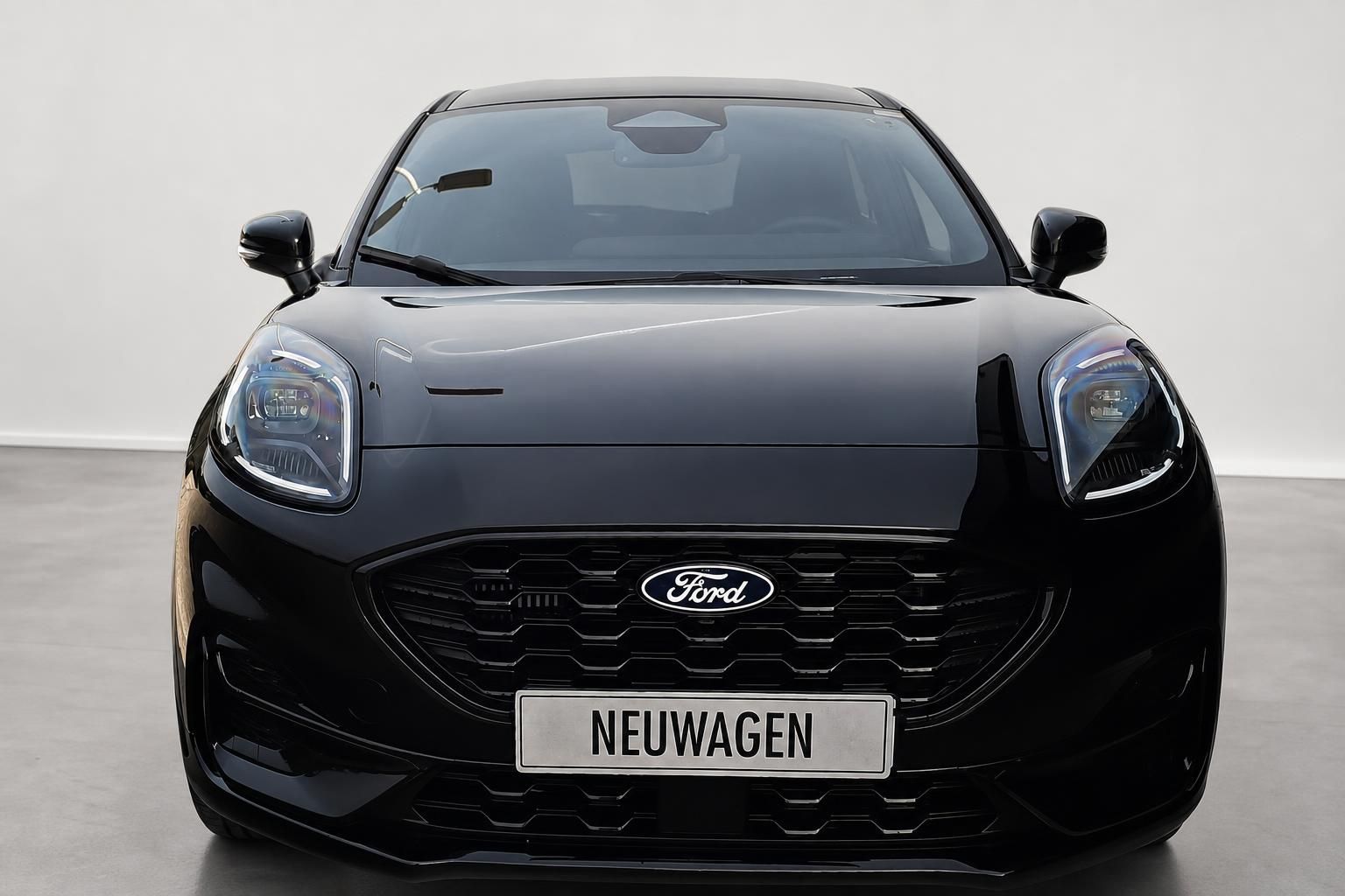 Ford Puma schwarz Frontansicht mit Ford Logo und Scheinwerfer