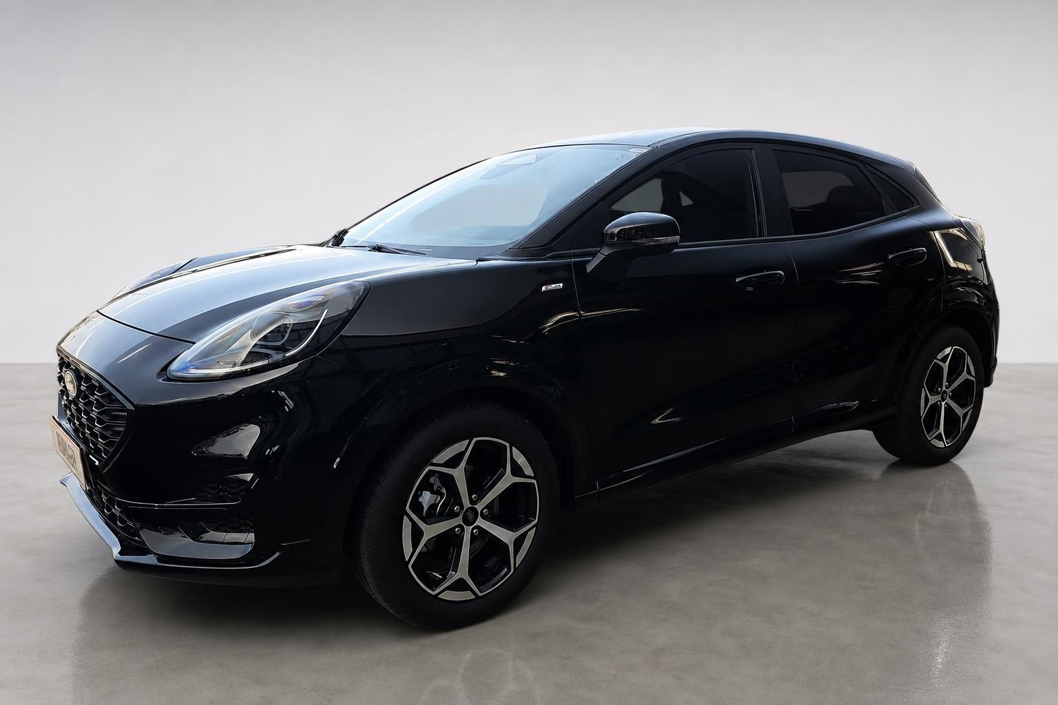 Ford Puma schwarz Frontansicht schraeg im Studio