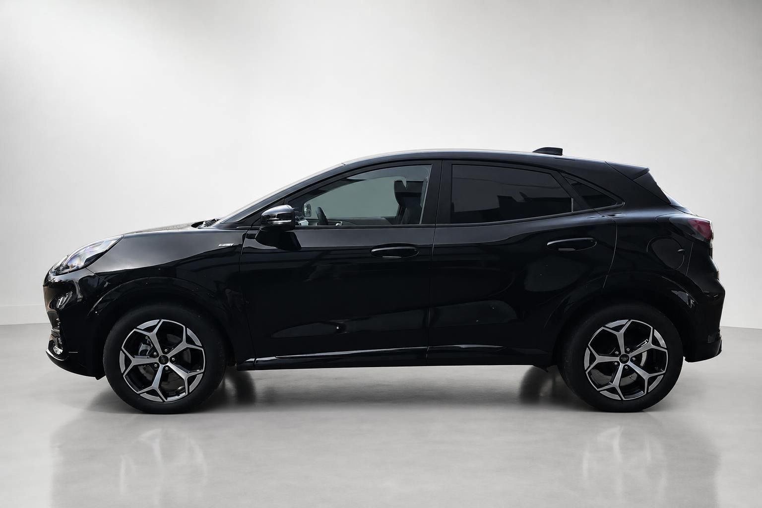 Ford Puma schwarz Seitenansicht Studio Neuwagen