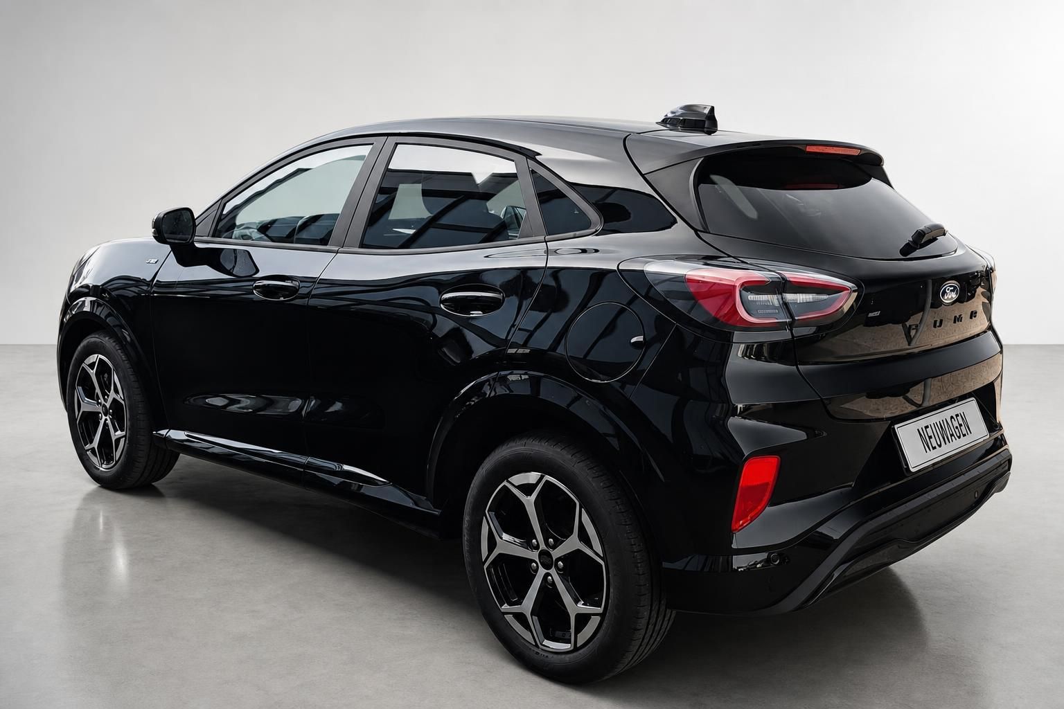 Ford Puma schwarz Heckansicht schraeg mit Ruecklichtern
