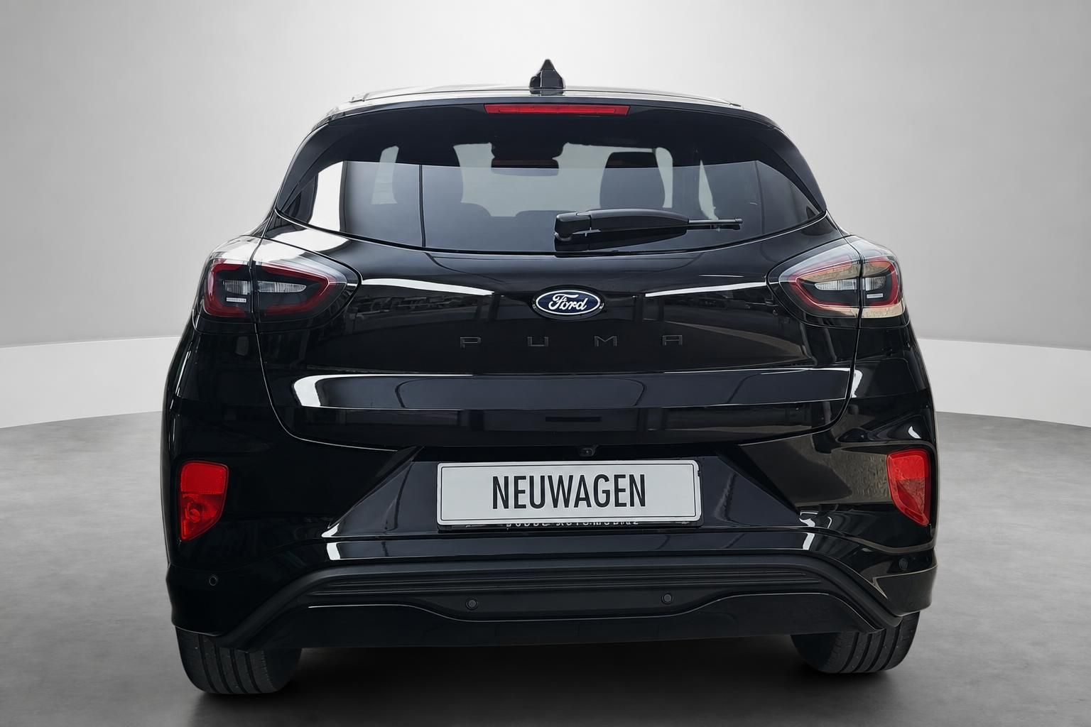 Ford Puma schwarz Heckansicht Neuwagen Studio