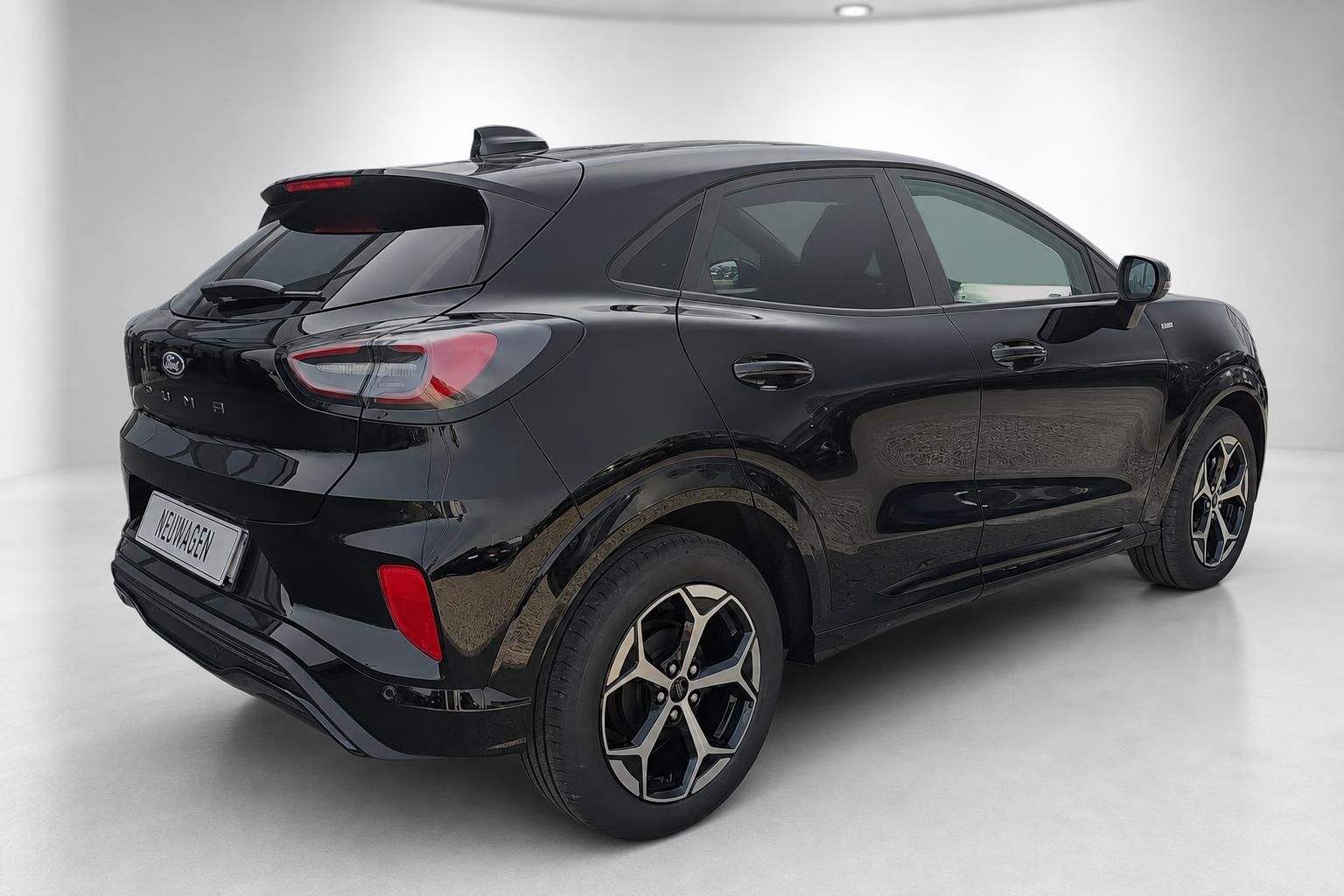 Ford Puma schwarz Heck seitlich Neuwagen Studio
