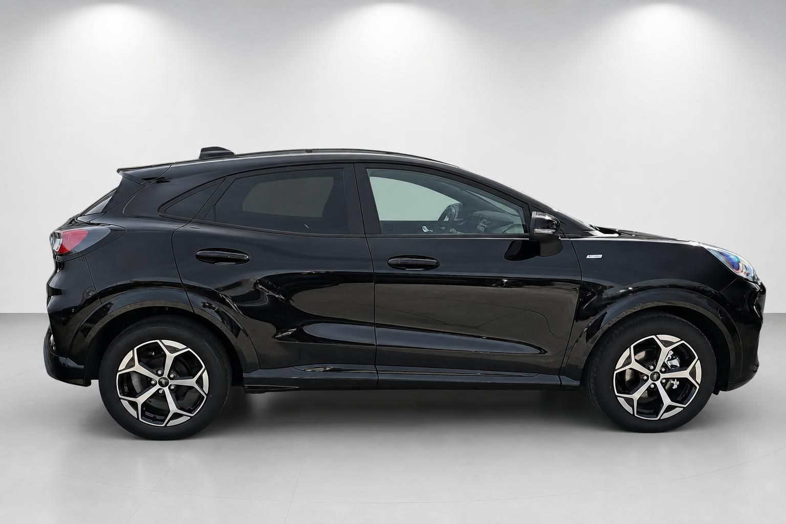 Ford Puma schwarz Seitenansicht Neuwagen Studio