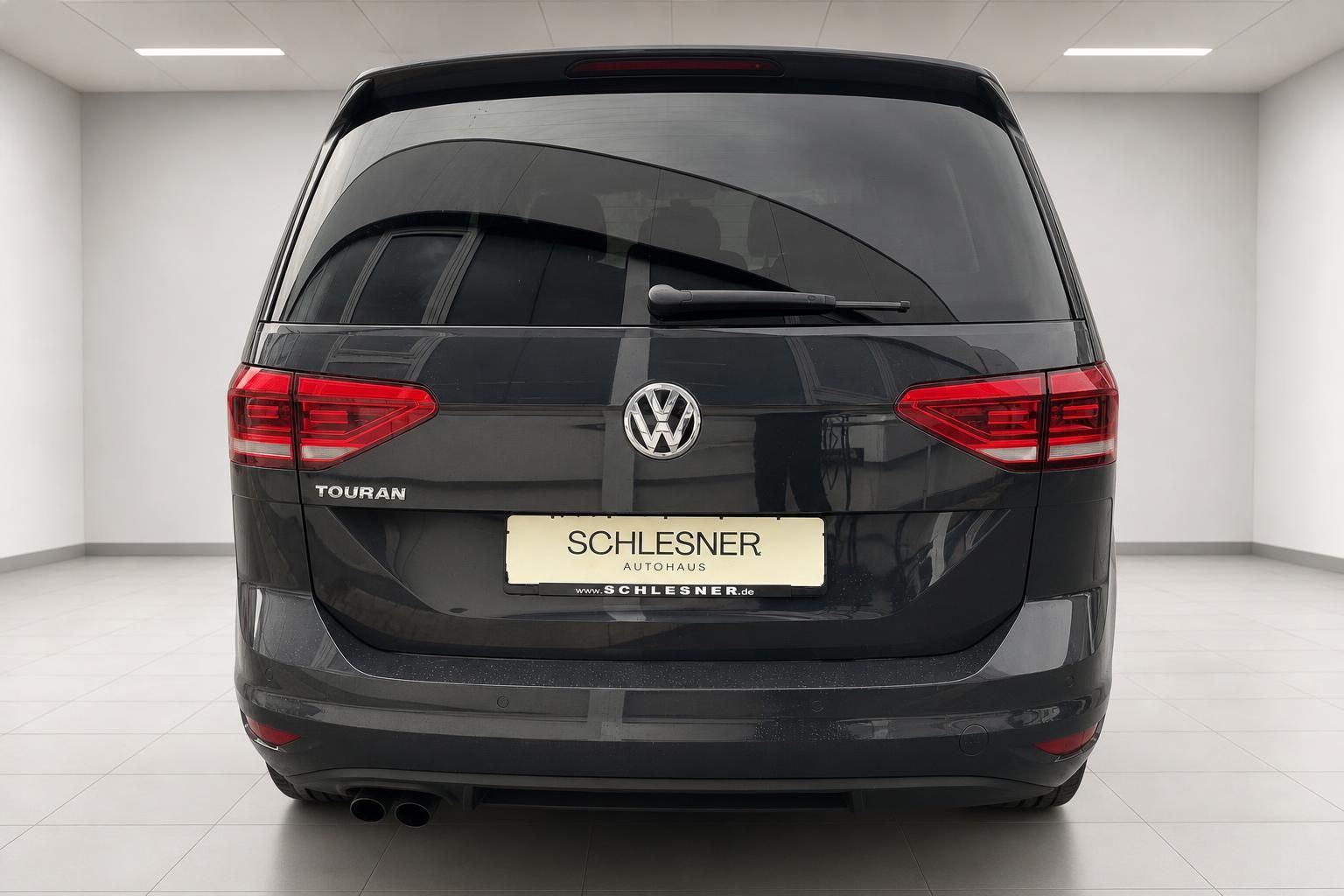 VW Touran grau Heckansicht mit LED-Rückleuchten im Autohaus