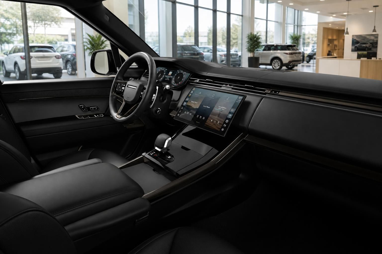 Range Rover Innenraum mit digitalem Cockpit und Touchscreen im Autohaus