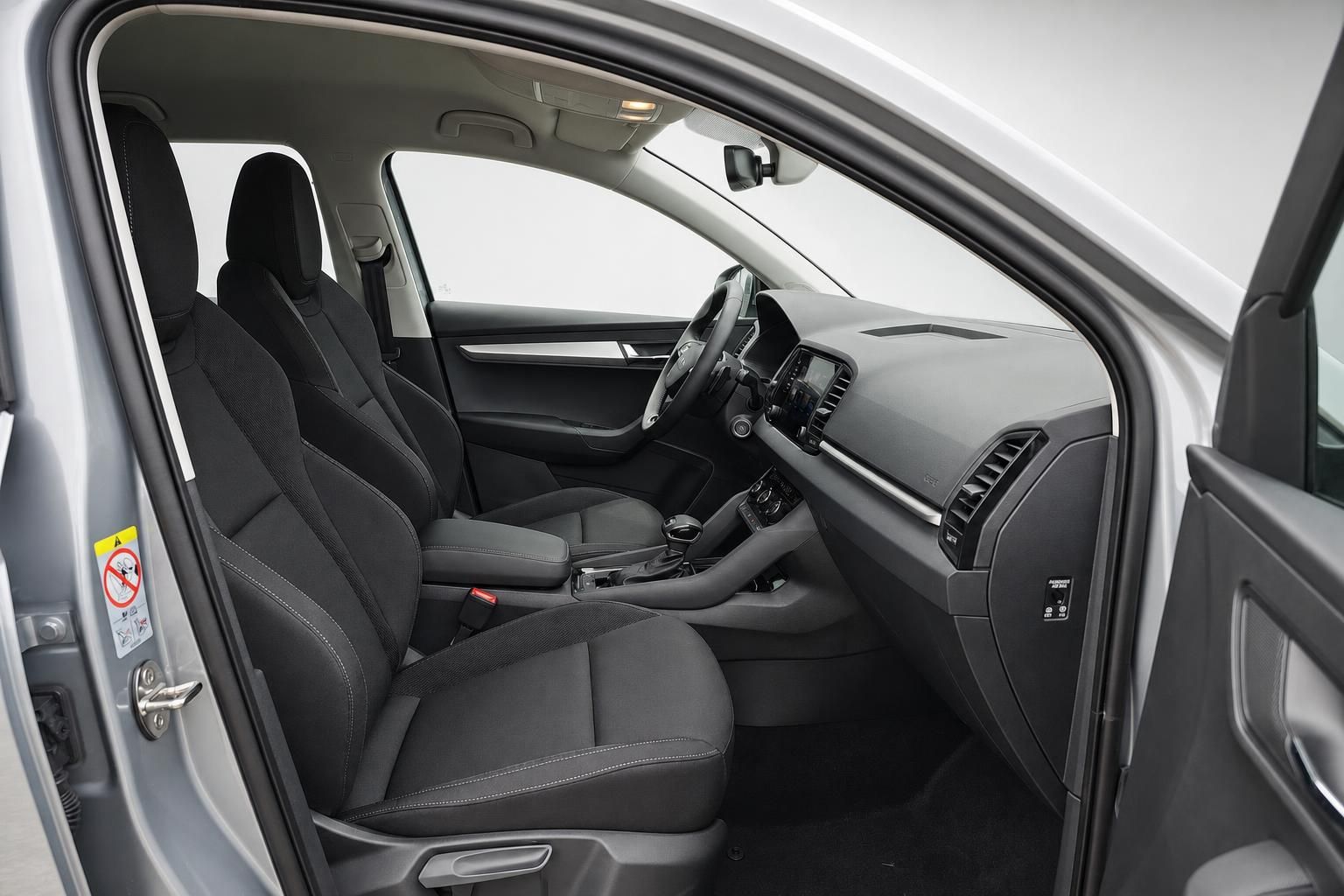 Skoda Karoq Innenraum mit Cockpit und schwarzen Sportsitzen