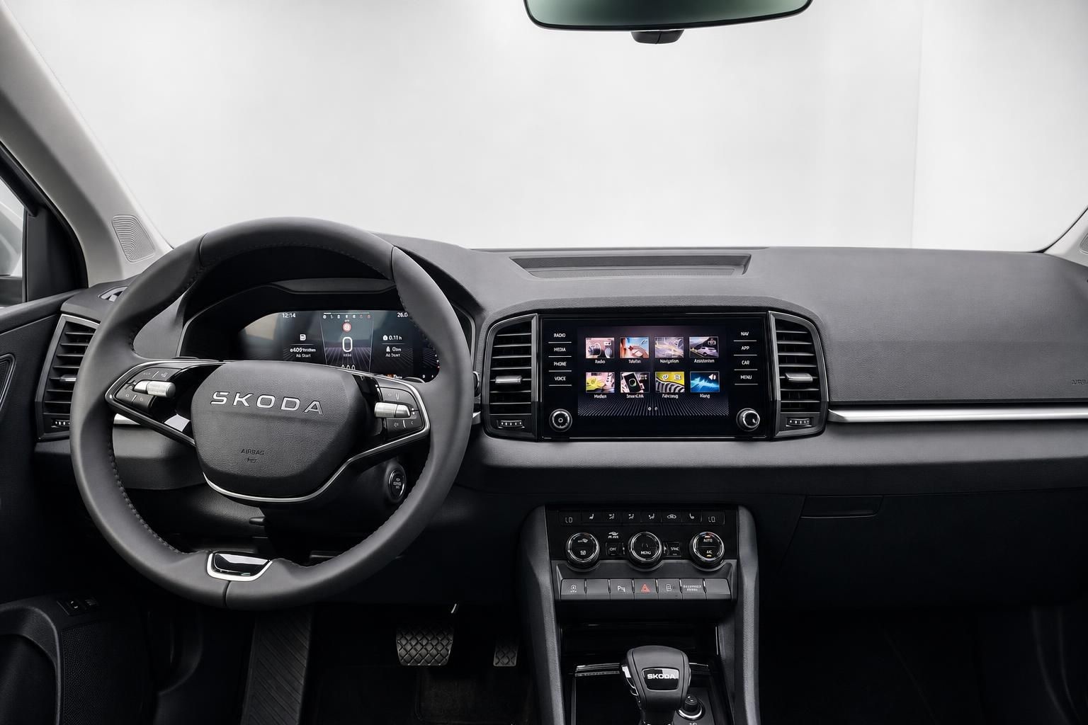 Skoda Karoq Cockpit mit Lenkrad und Infotainment-Display im Detail
