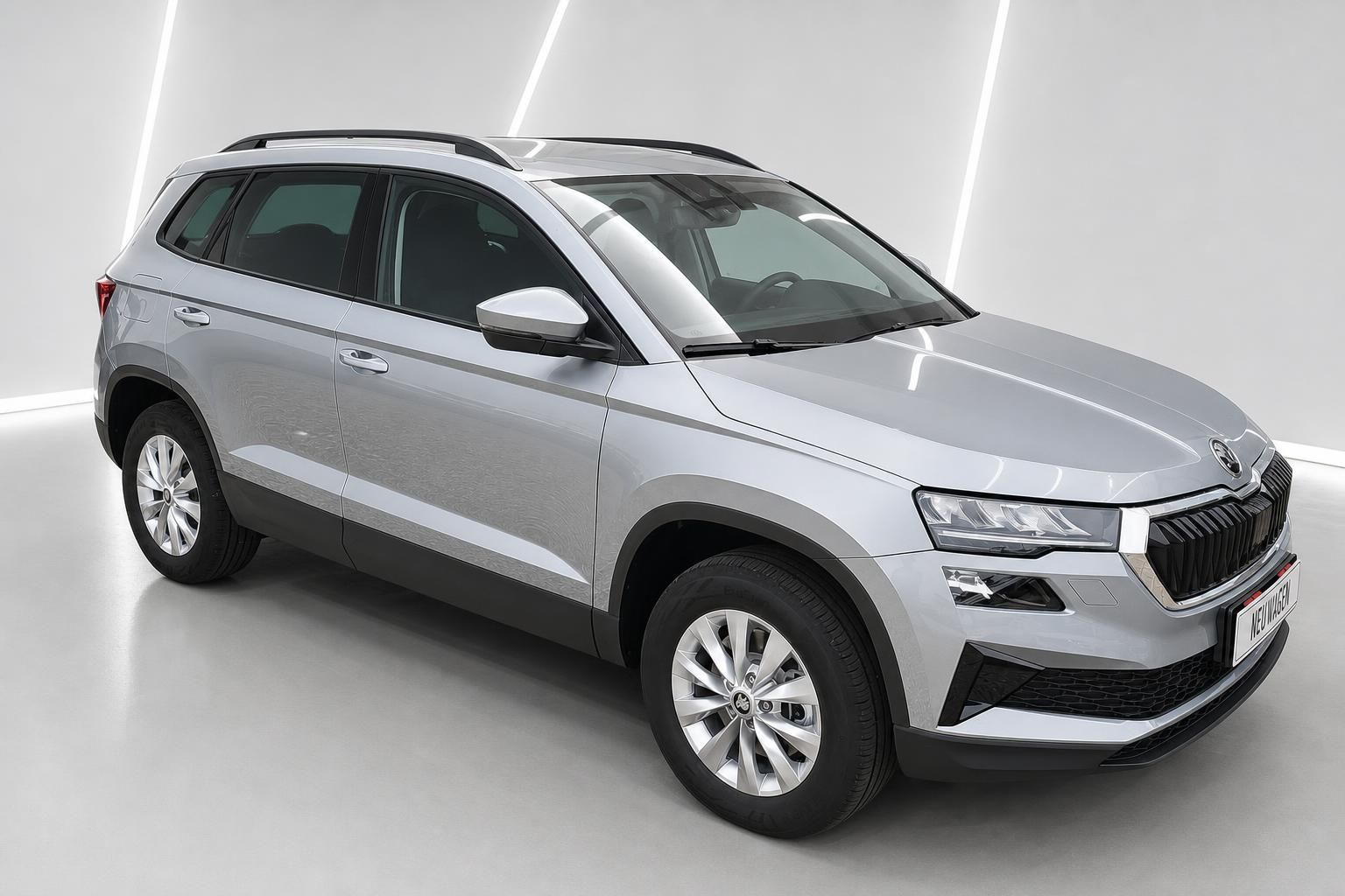 Skoda Karoq SUV Silber, Frontansicht schraeg von vorne