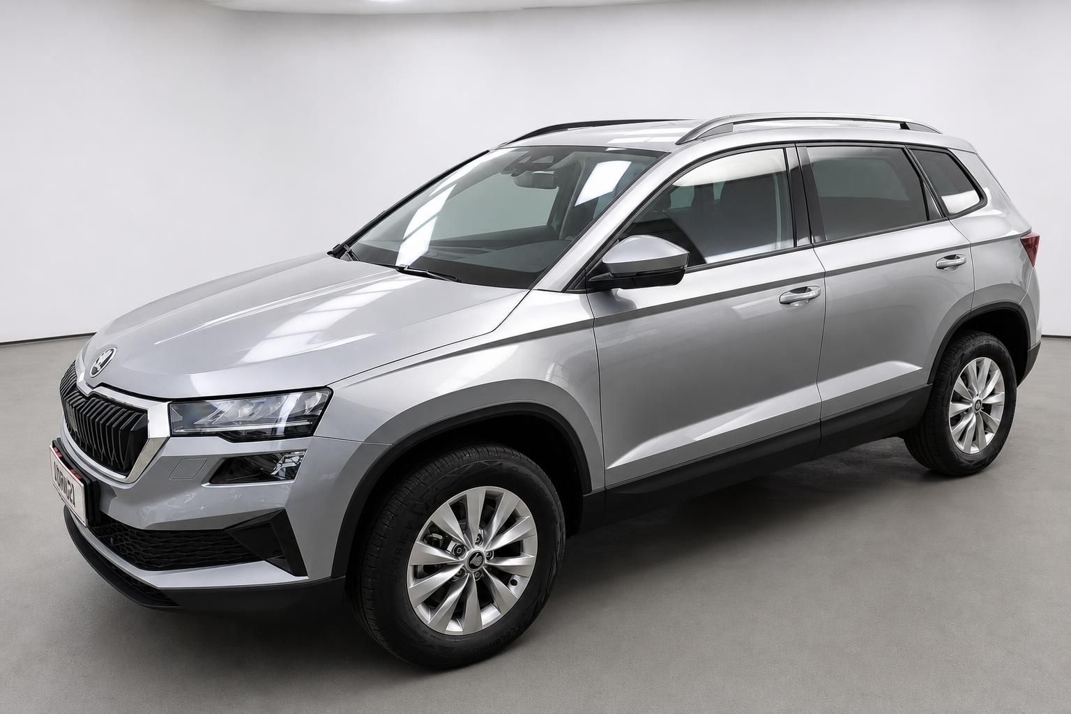 Skoda Karoq SUV in Silber, Dreiviertelansicht vorne