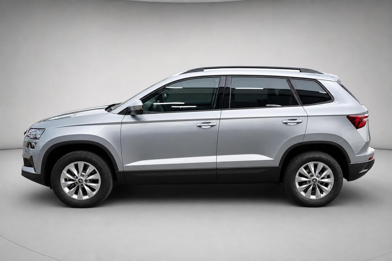 Skoda Karoq SUV Silber, Seitenansicht Studioaufnahme