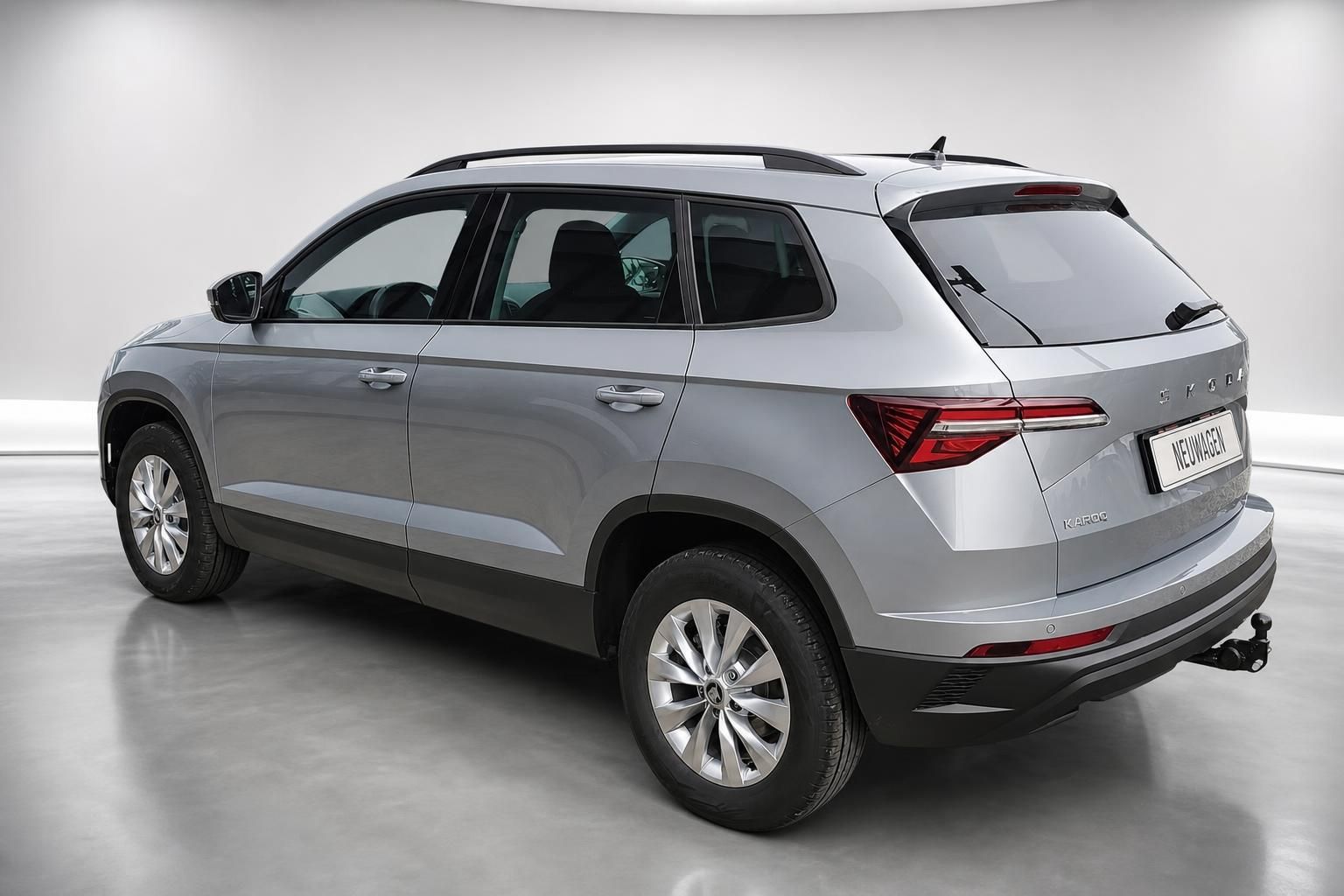 Skoda Karoq SUV in Silber, Heckansicht mit Anhaengerkupplung