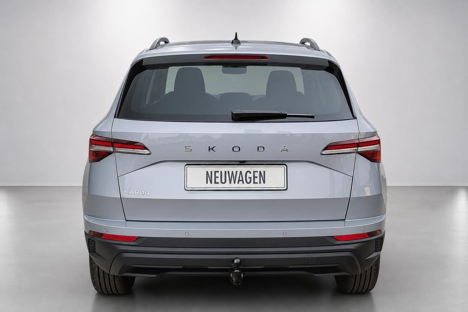 Skoda Karoq Neuwagen silber Heckansicht Studioaufnahme