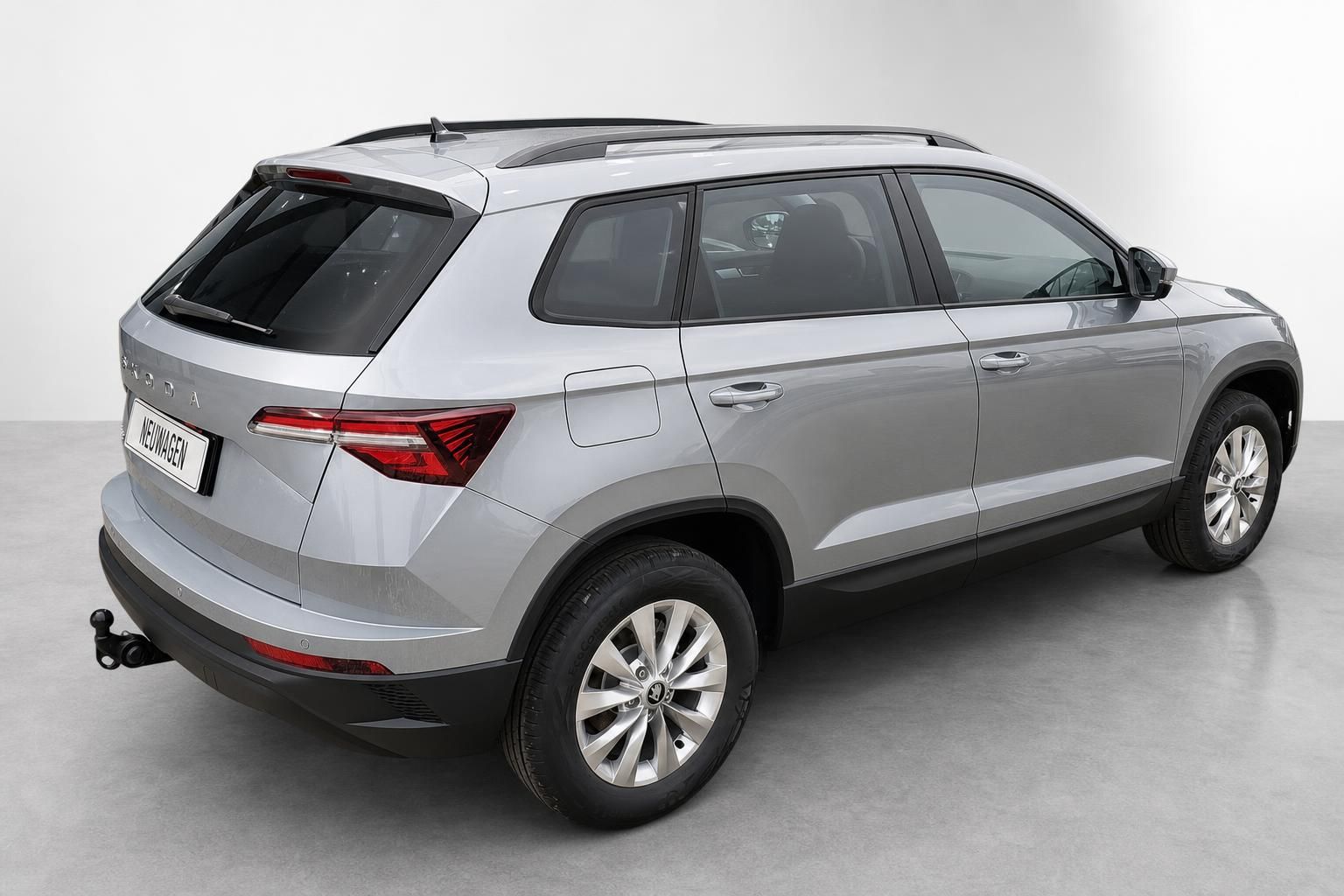 Skoda Karoq Neuwagen silber Heck-Seitenansicht mit Anhaengerkupplung