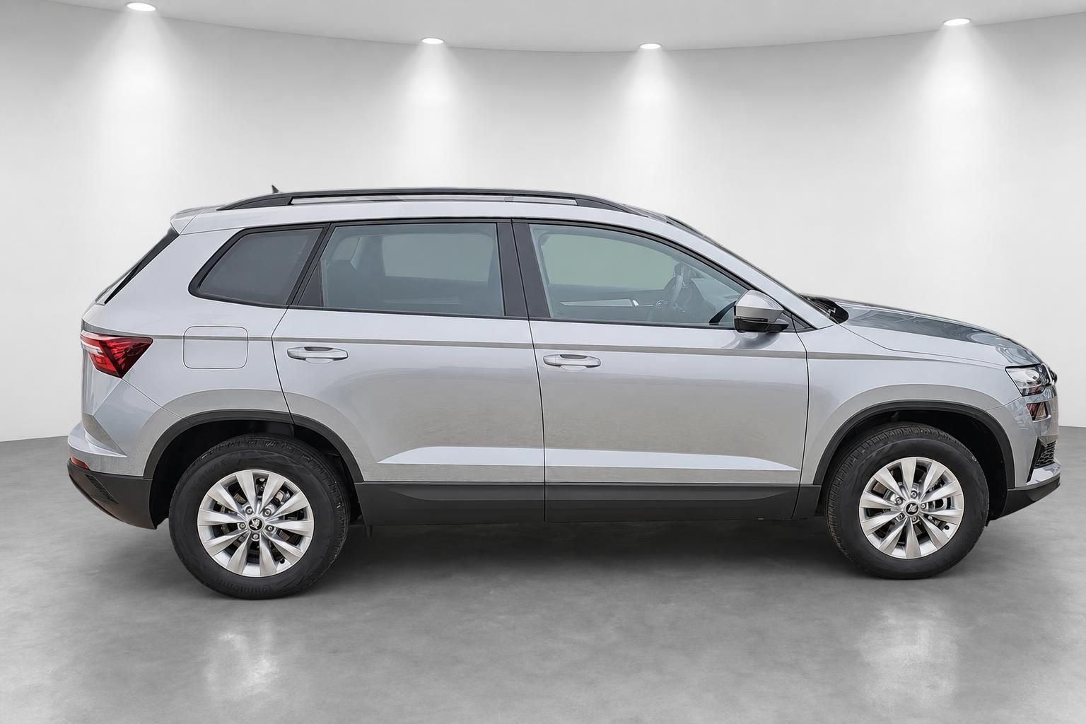 Skoda Karoq Neuwagen silber Seitenansicht SUV im Studio