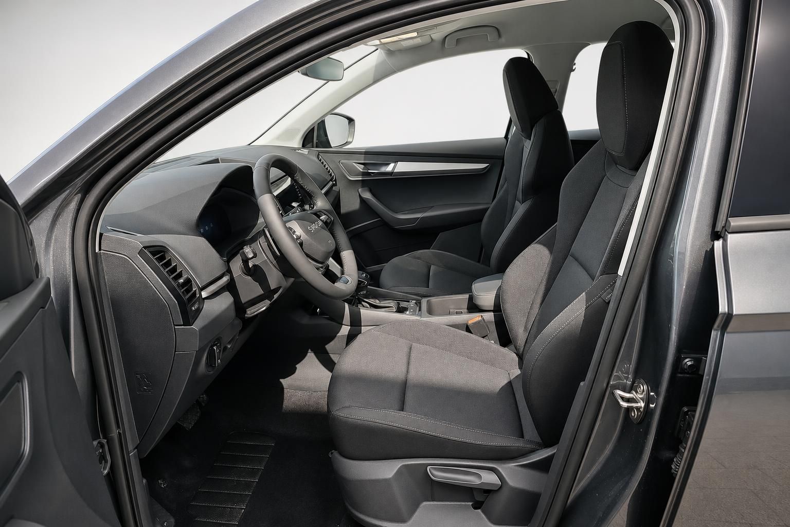 Fahrersitz und Armaturenbrett des Skoda Karoq im Detail