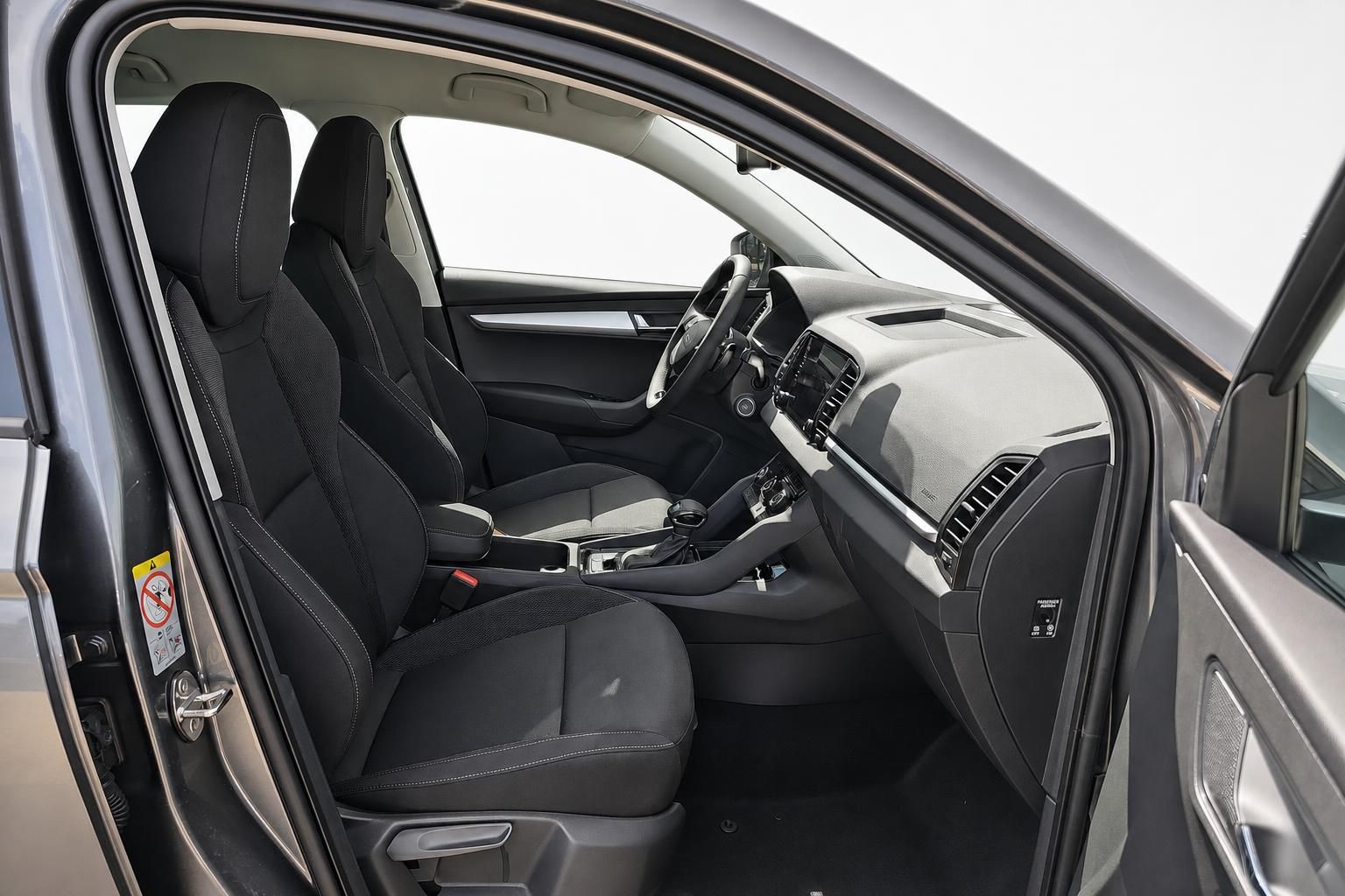 Skoda Karoq Innenraum mit schwarzen Stoffsitzen und Cockpit