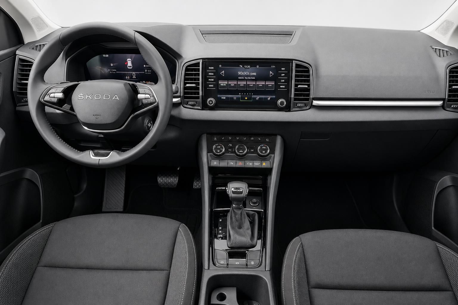 Skoda Karoq Cockpit mit Lenkrad, Display und Schaltknauf