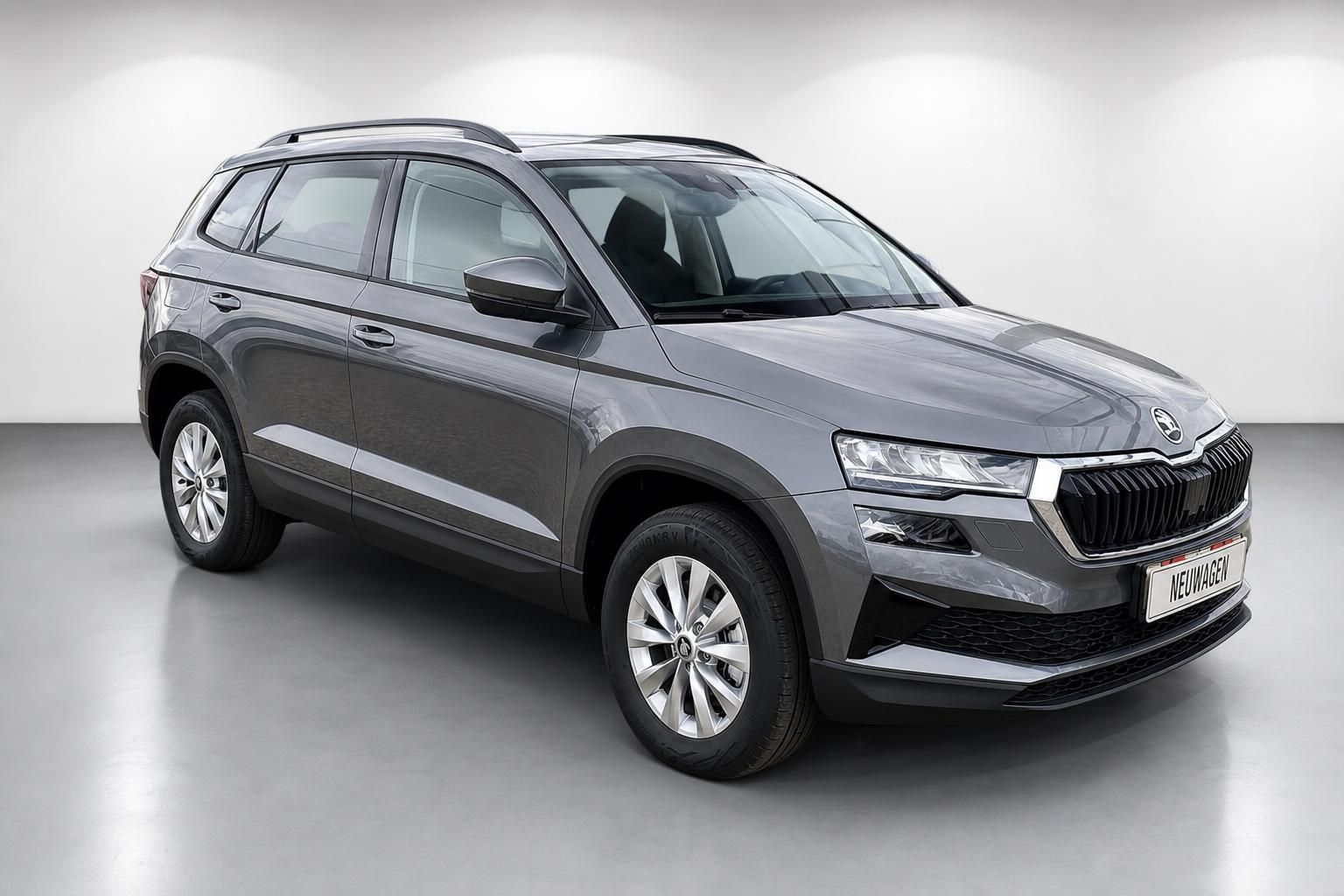 Skoda Karoq SUV Grau, Frontansicht schraeg im Studio