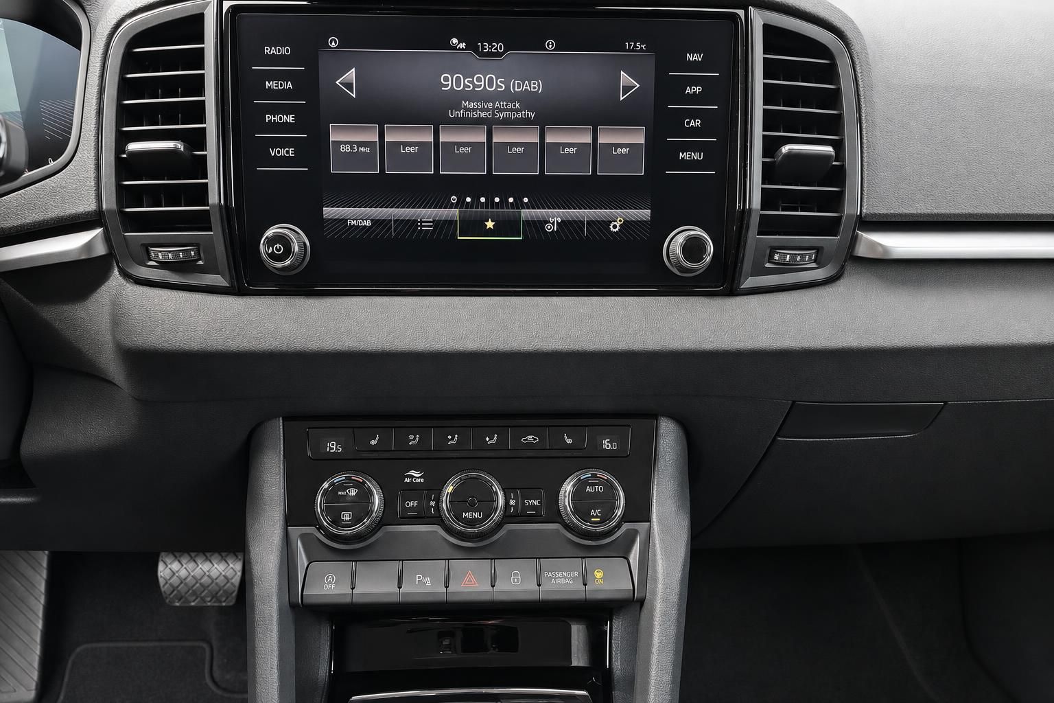 Infotainment-Display und Klimabedienung im Skoda Karoq Cockpit